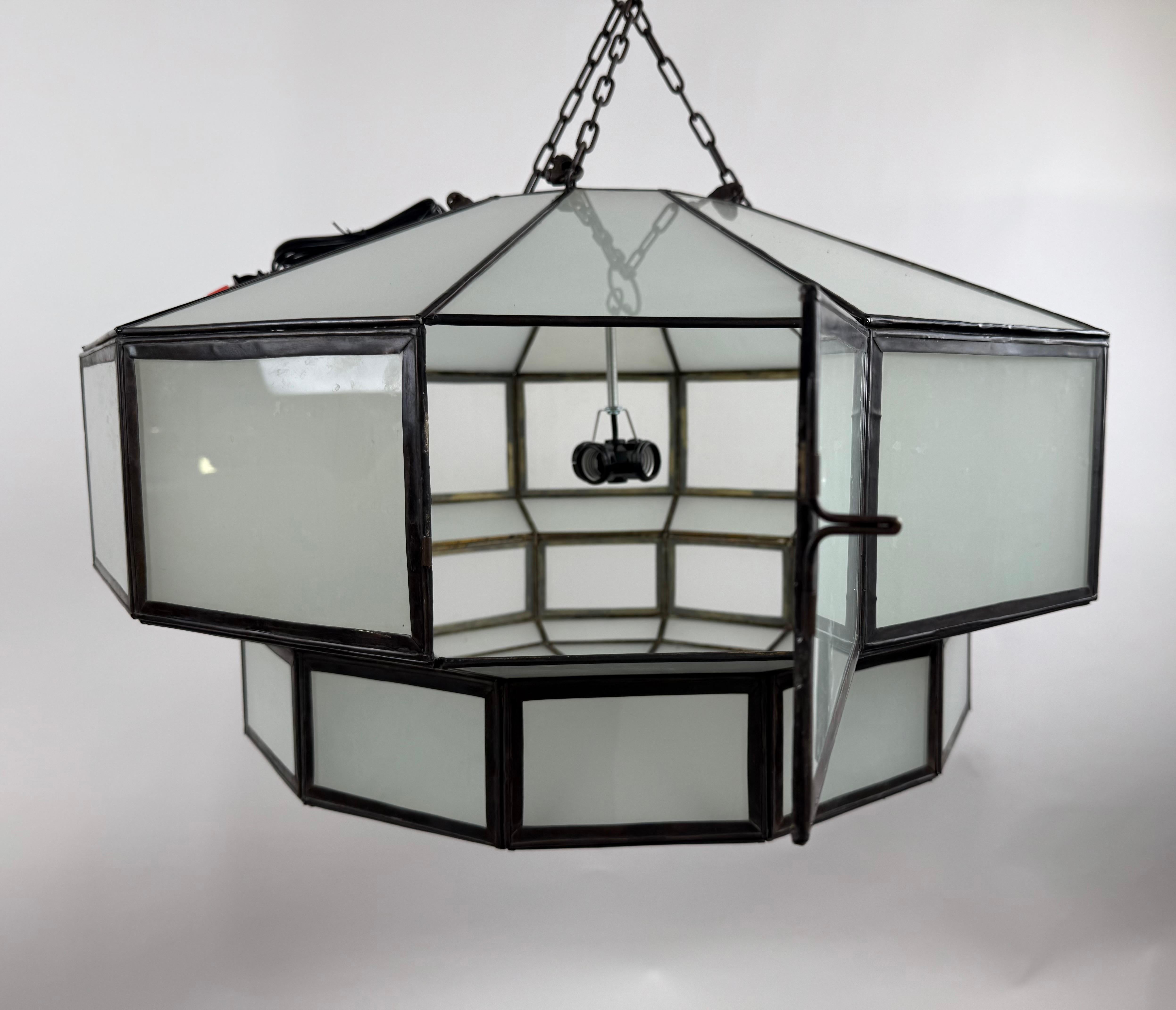 Lampadario circolare di grandi dimensioni in vetro bianco e bronzo in stile Art Deco in vendita 10