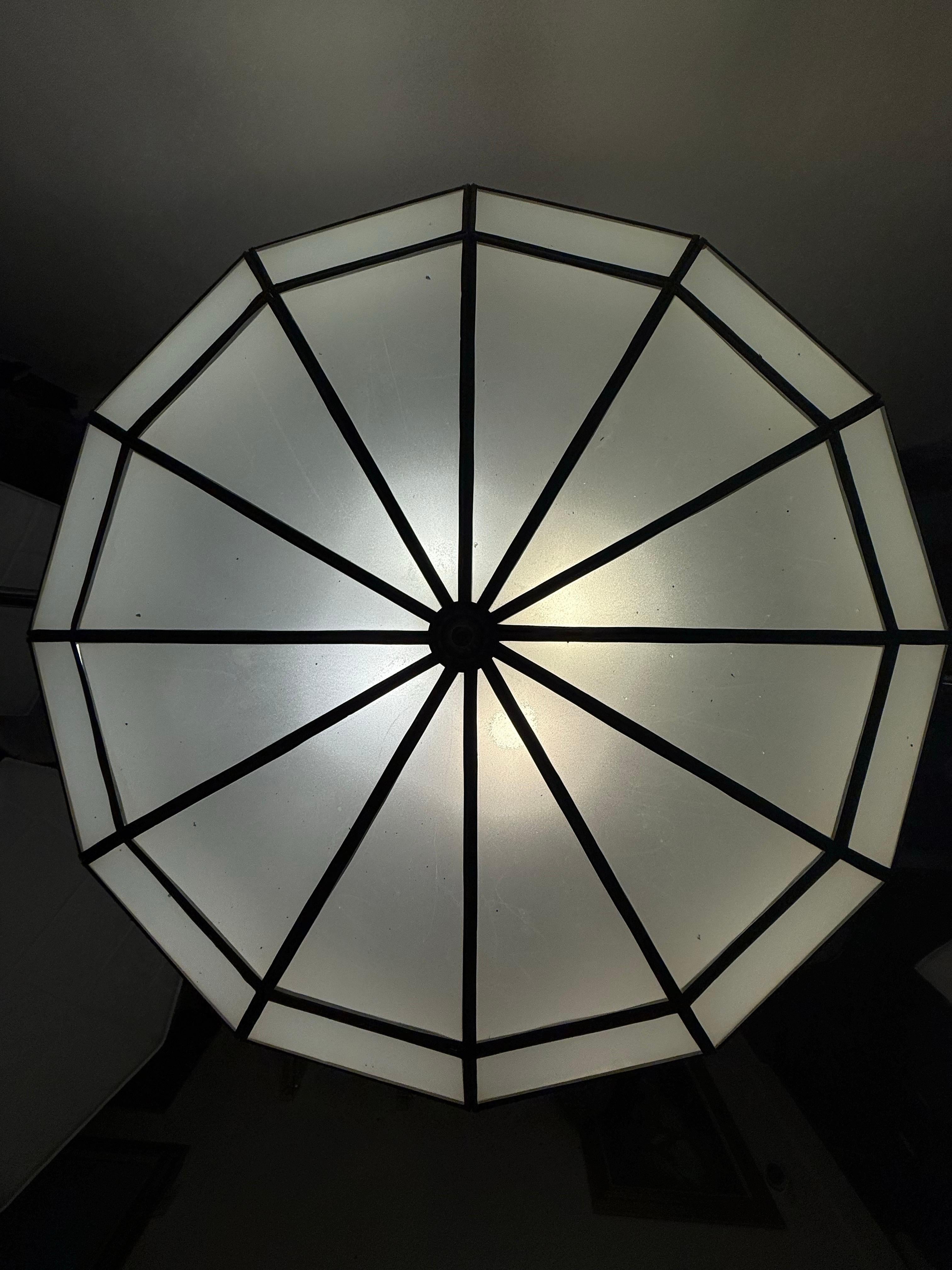 Lampadario circolare di grandi dimensioni in vetro bianco e bronzo in stile Art Deco in vendita 11