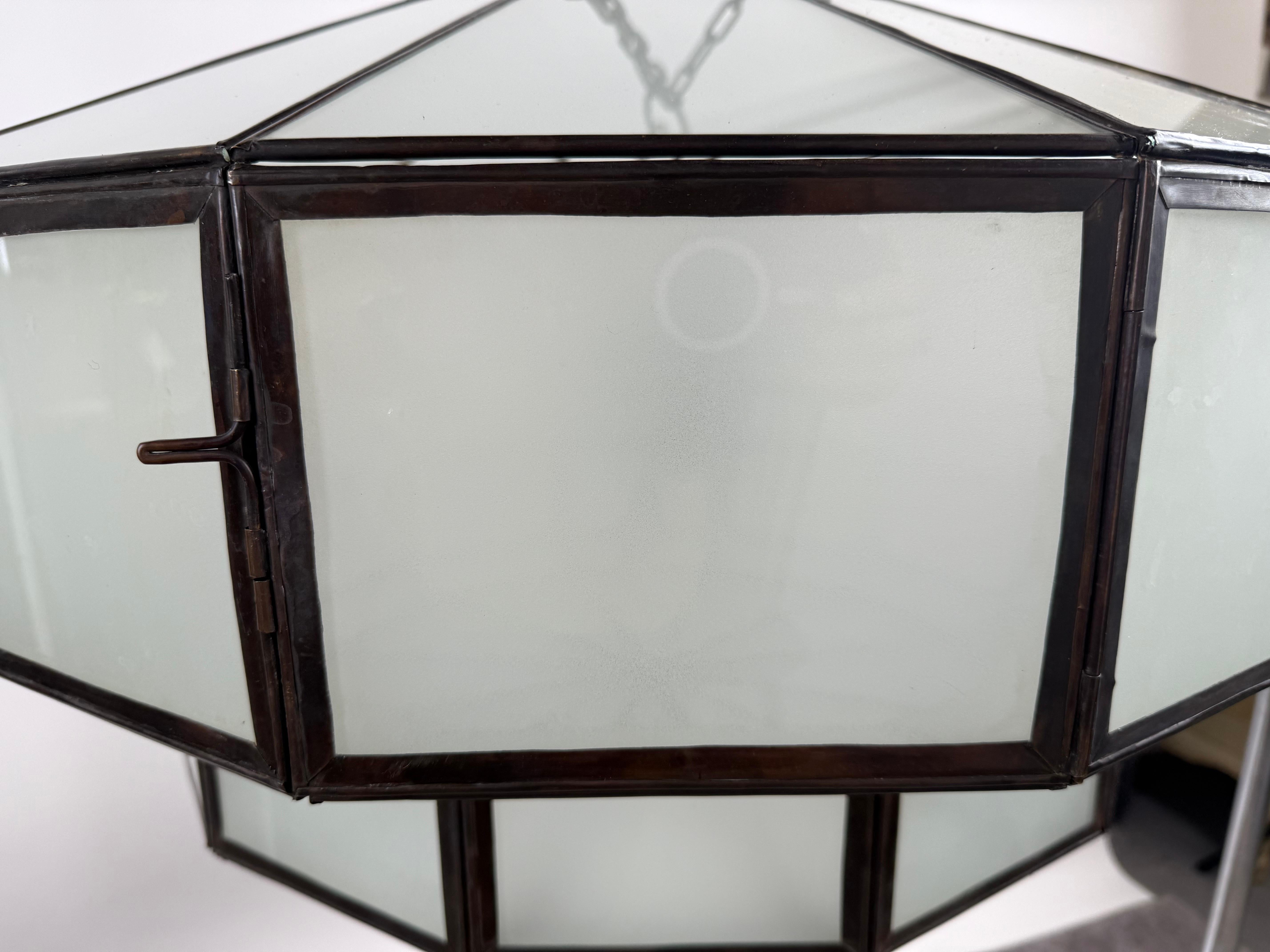 Art Déco Lampadario circolare di grandi dimensioni in vetro bianco e bronzo in stile Art Deco in vendita