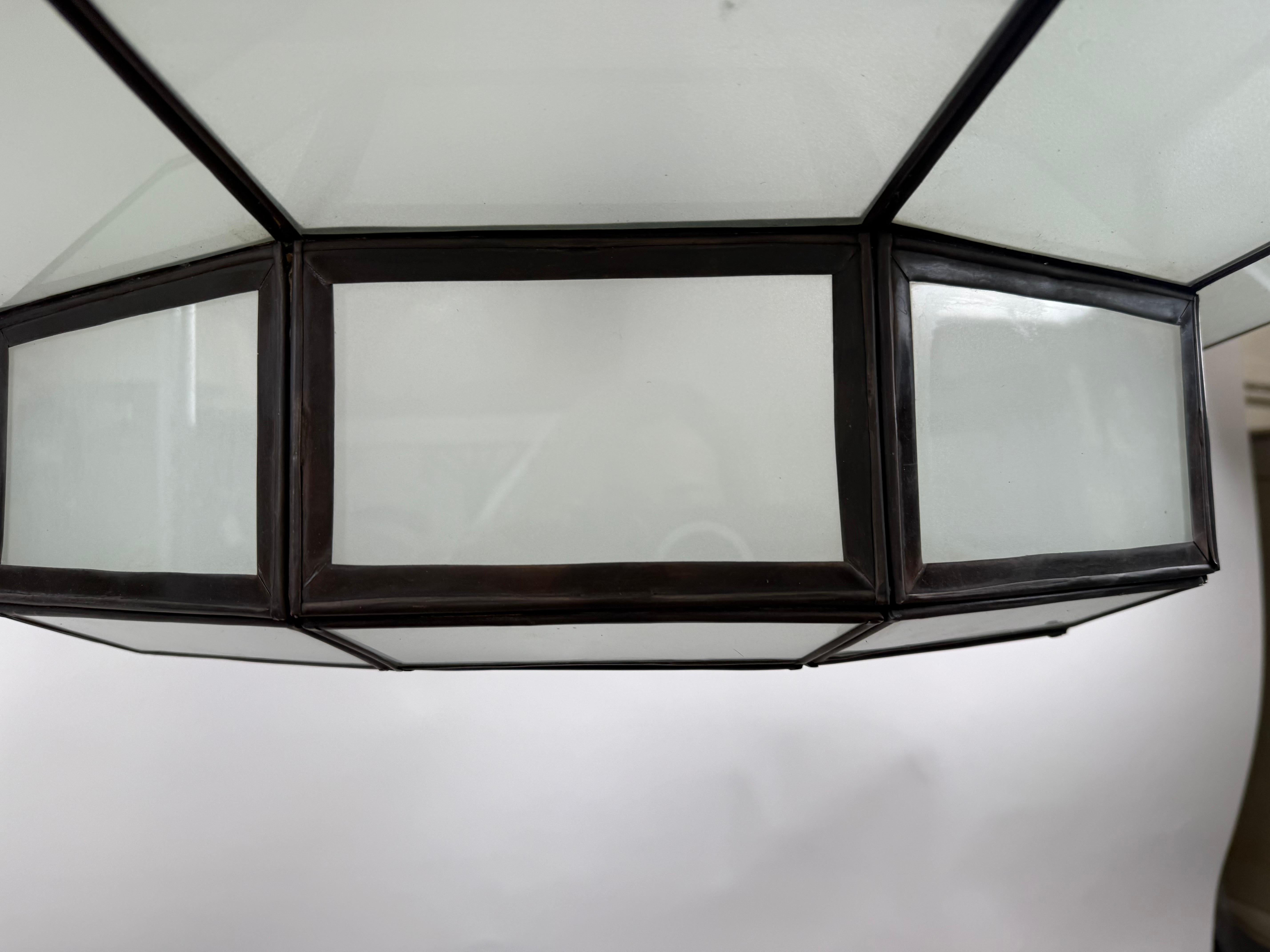 Fatto a mano Lampadario circolare di grandi dimensioni in vetro bianco e bronzo in stile Art Deco in vendita