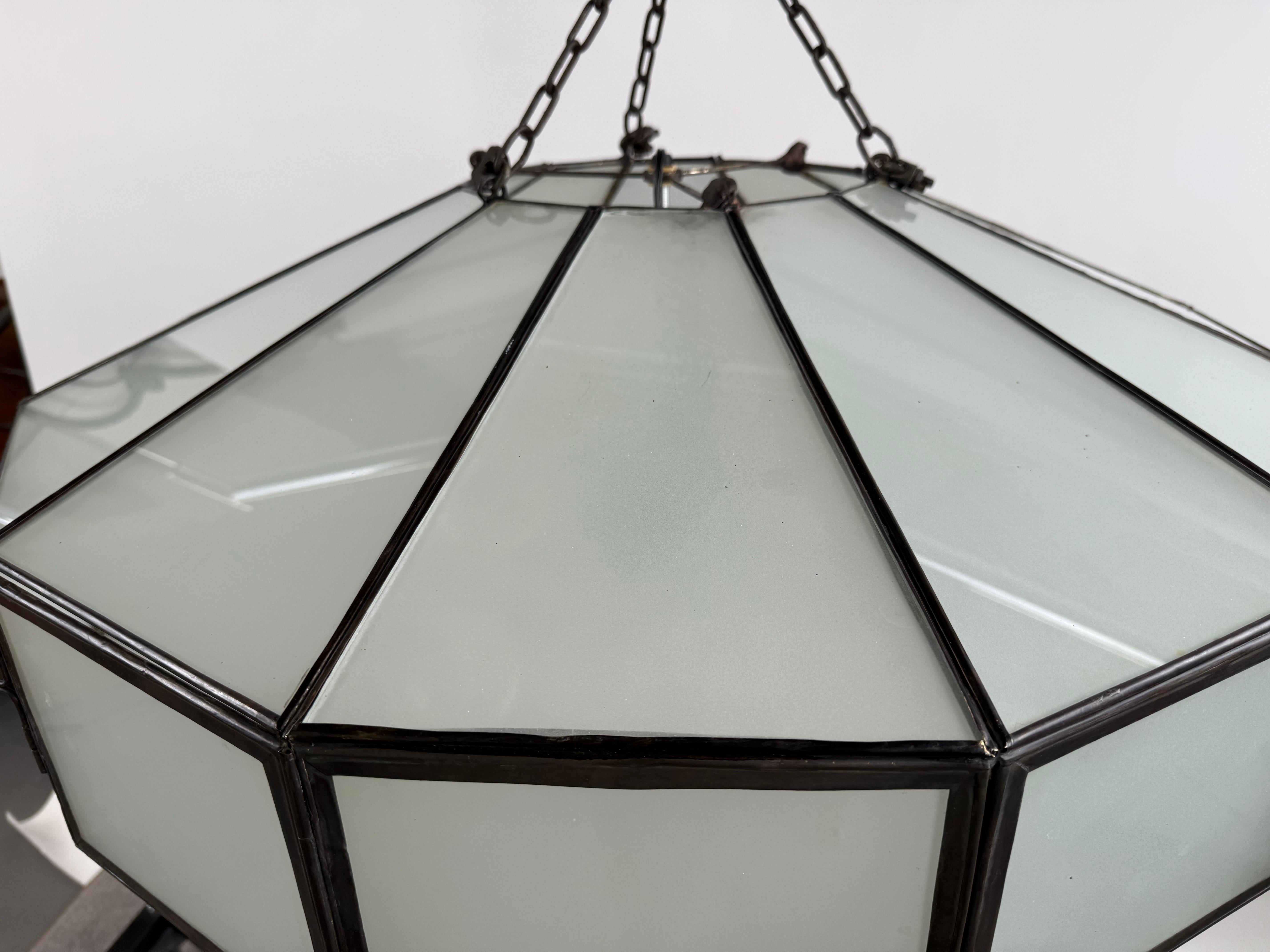 Lampadario circolare di grandi dimensioni in vetro bianco e bronzo in stile Art Deco In condizioni buone in vendita a Plainview, NY