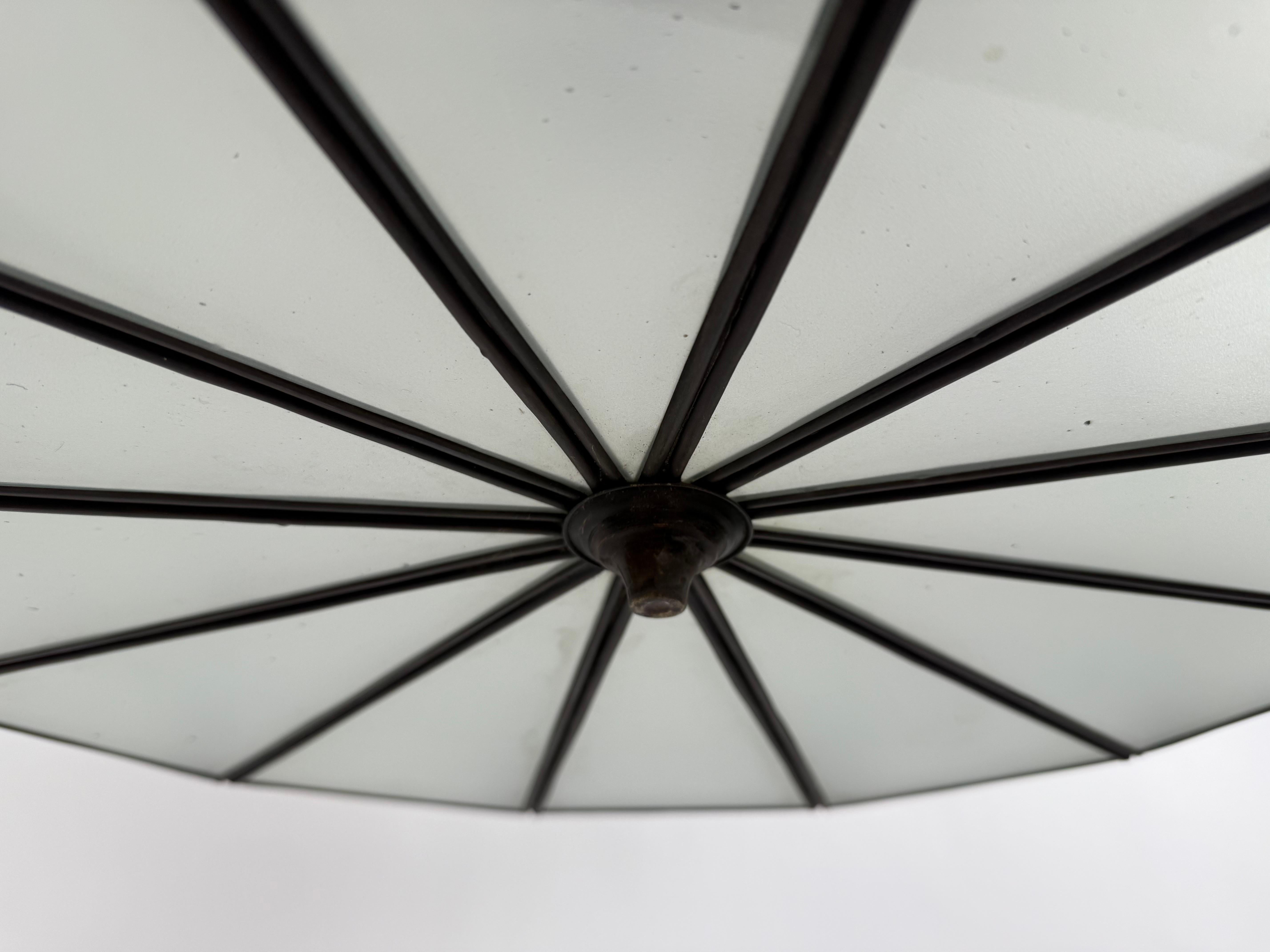 XX secolo Lampadario circolare di grandi dimensioni in vetro bianco e bronzo in stile Art Deco in vendita