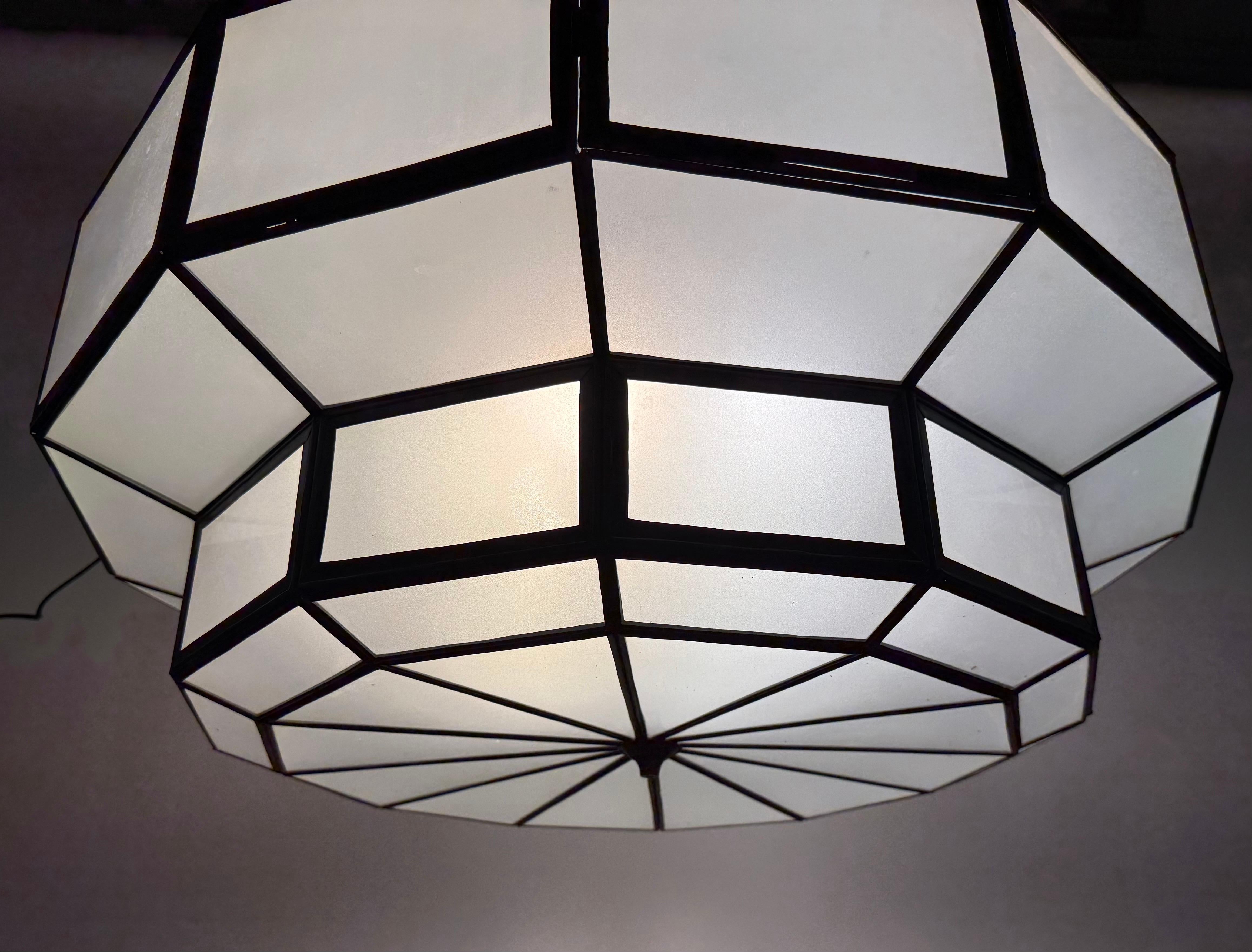 Bronzo Lampadario circolare di grandi dimensioni in vetro bianco e bronzo in stile Art Deco in vendita