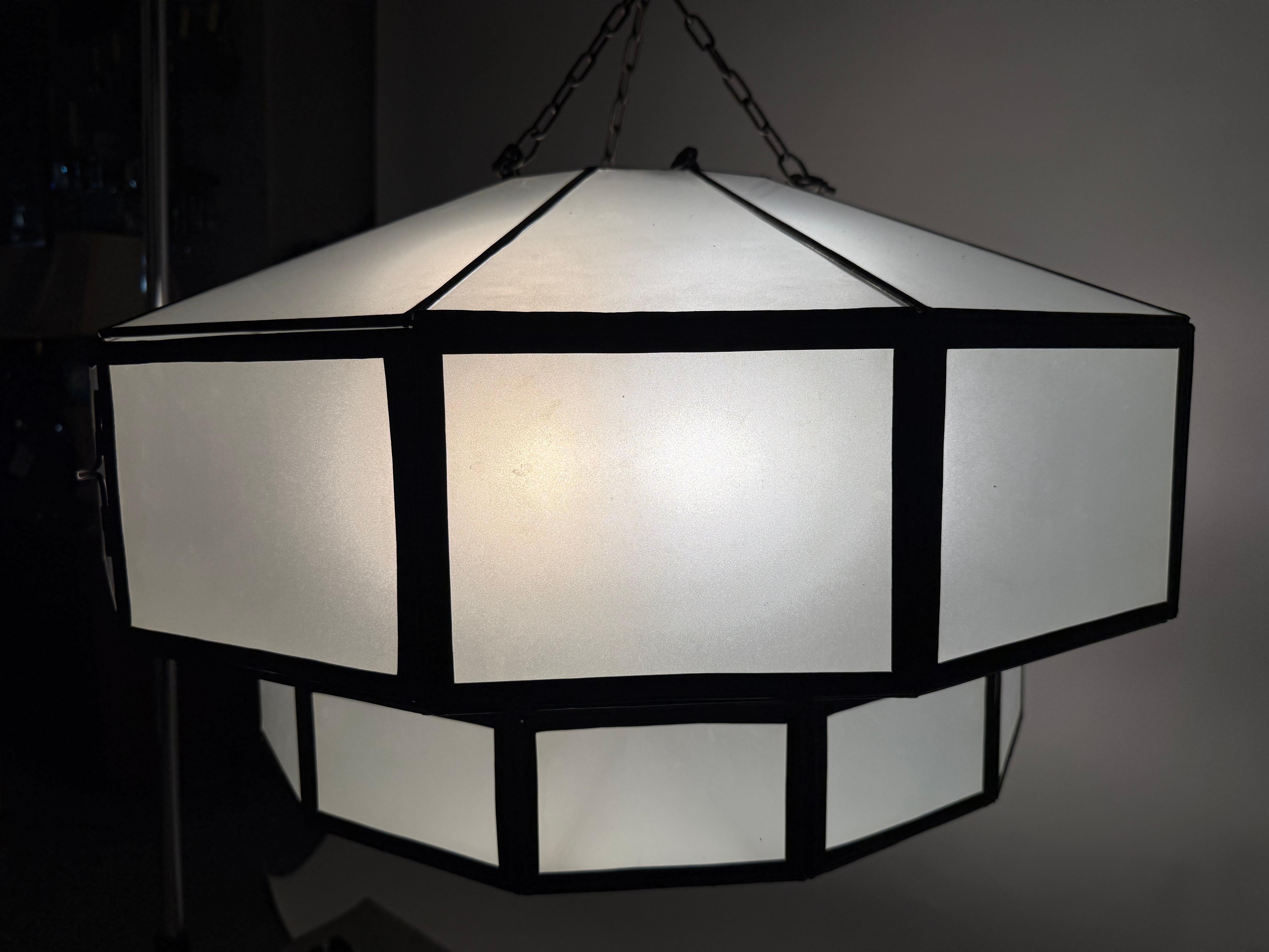 Lampadario circolare di grandi dimensioni in vetro bianco e bronzo in stile Art Deco in vendita 1