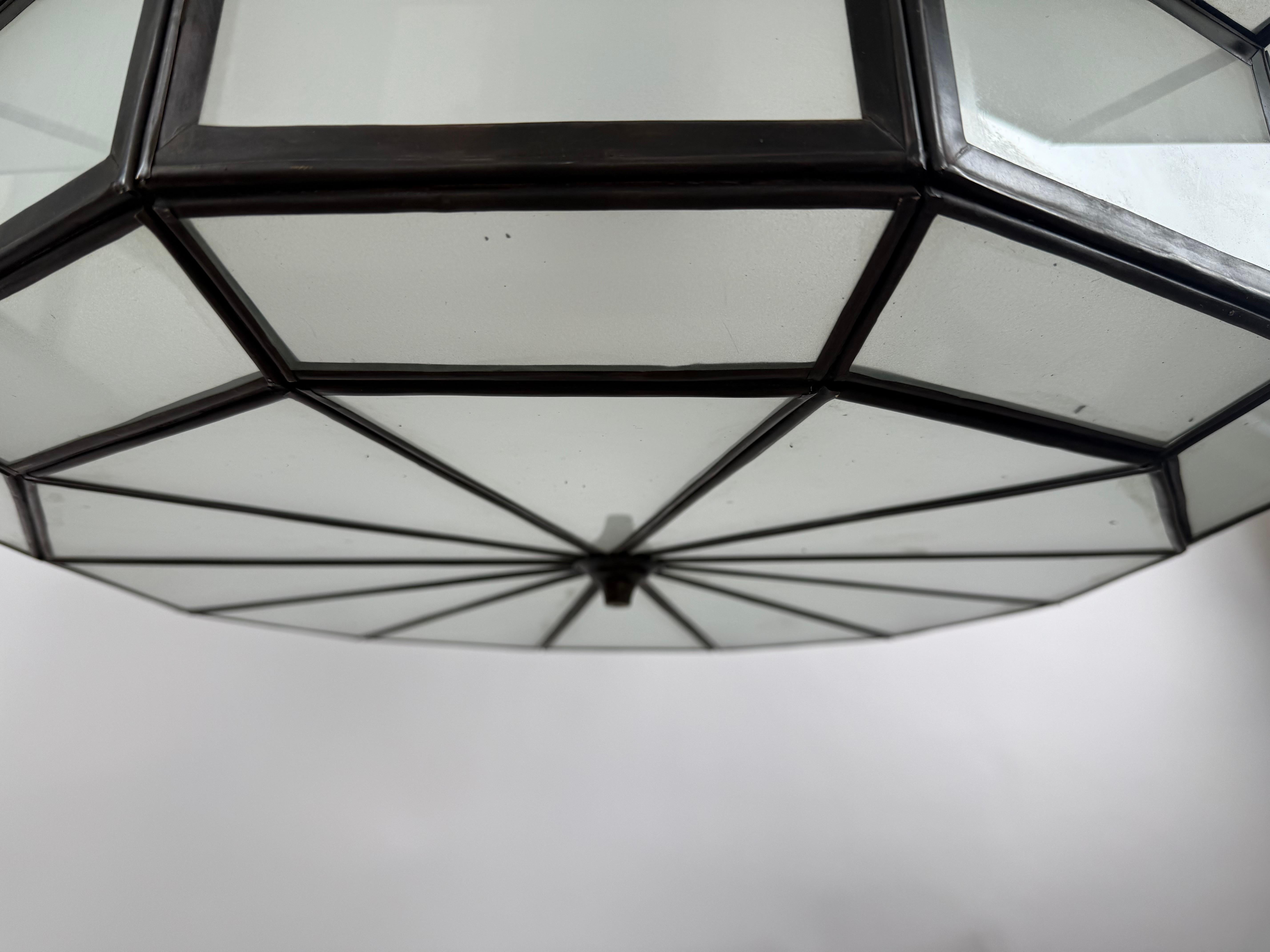 Lampadario circolare di grandi dimensioni in vetro bianco e bronzo in stile Art Deco in vendita 2