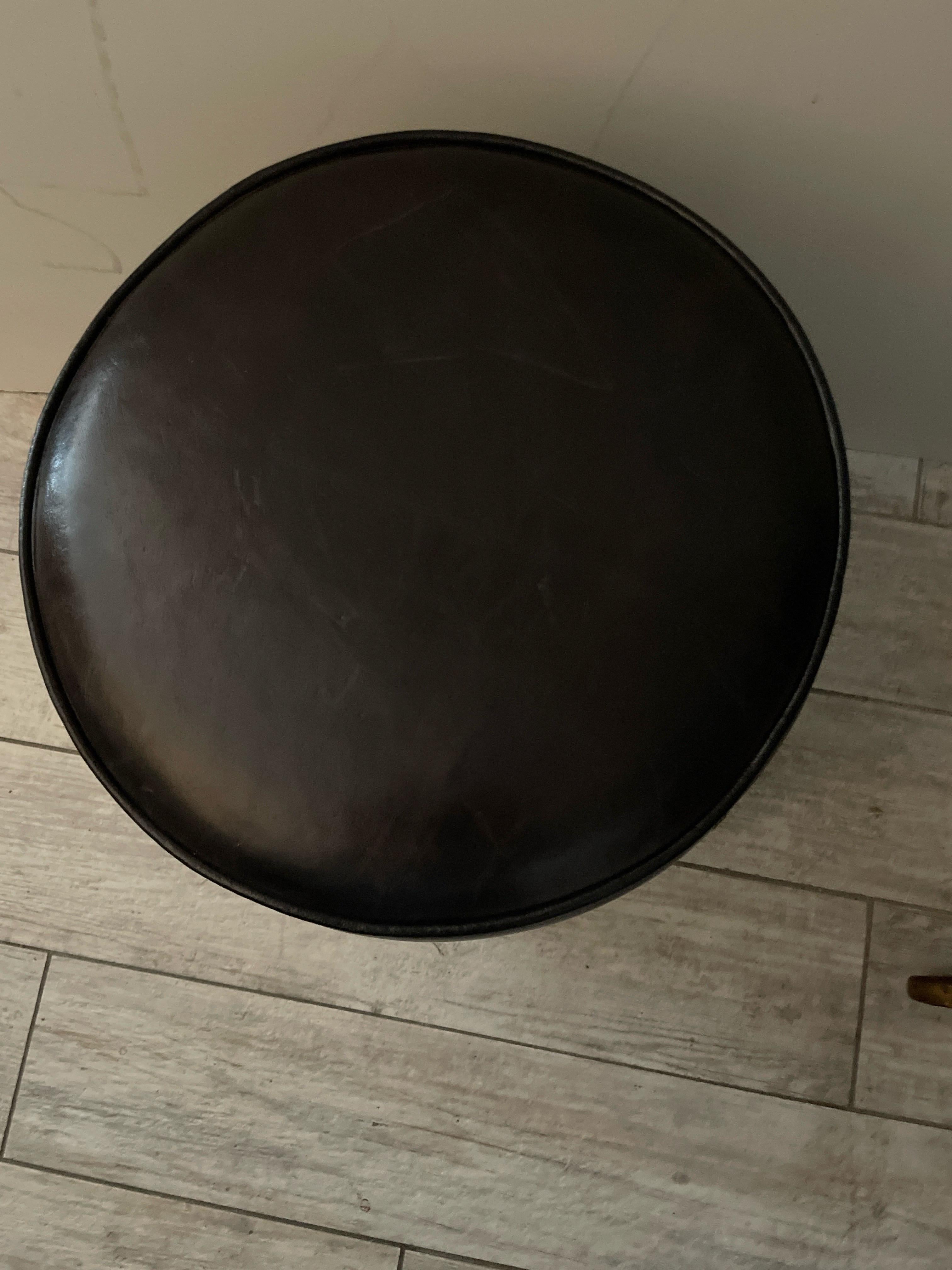 Taburete de cuero y cromo de estilo Art Déco. Añade una bandeja y utilízala como pequeña mesa de bebidas.