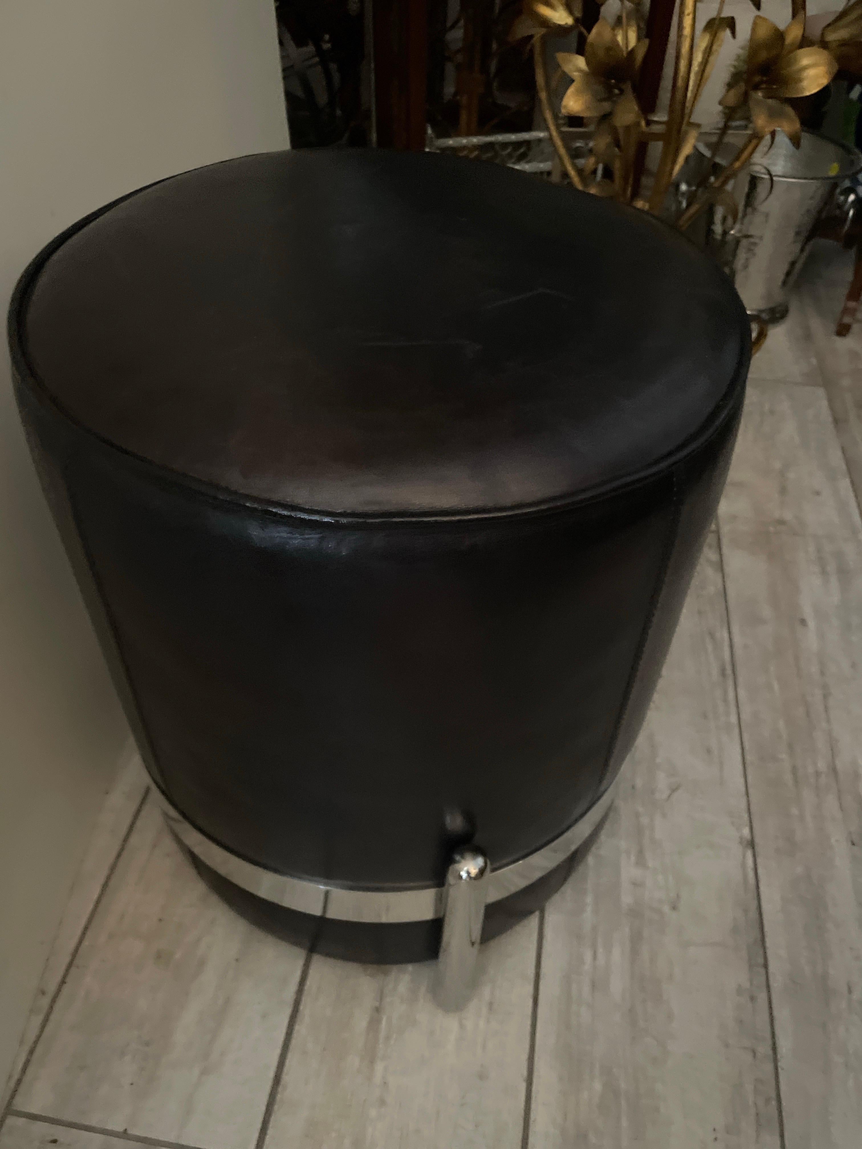 Taburete de Cuero y Cromo Estilo Art Decó en venta 1
