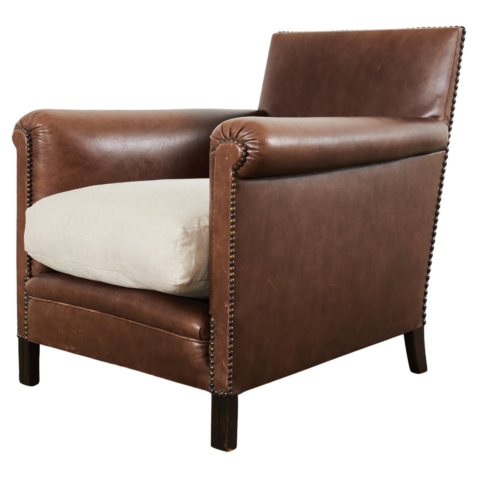 Fauteuil club en cuir de style Art déco avec coussins en duvet en vente