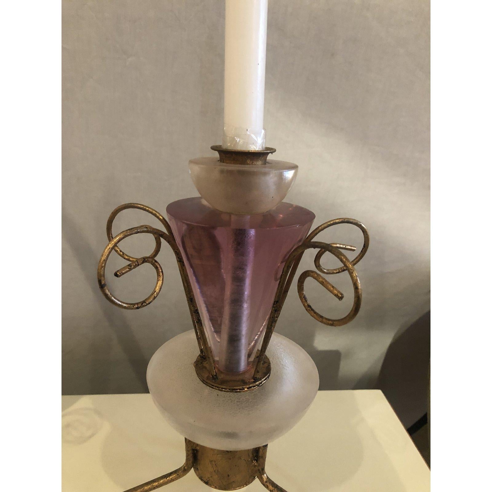 Metallo Candeliere in lucite e metallo dorato in stile Art Déco, una coppia in vendita