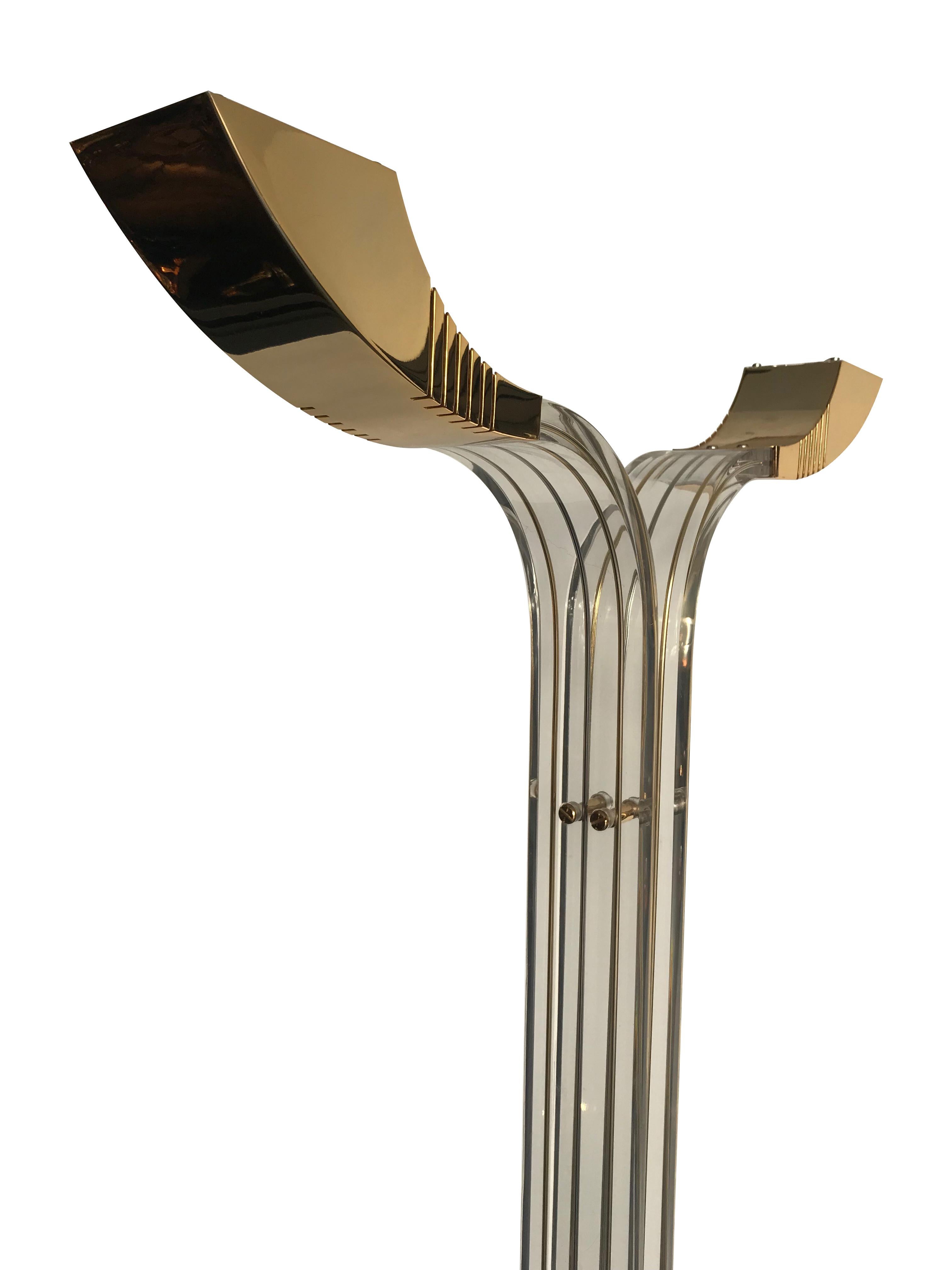 Stehlampe aus Lucite und vergoldetem Metall im Art-déco-Stil (Italienisch) im Angebot