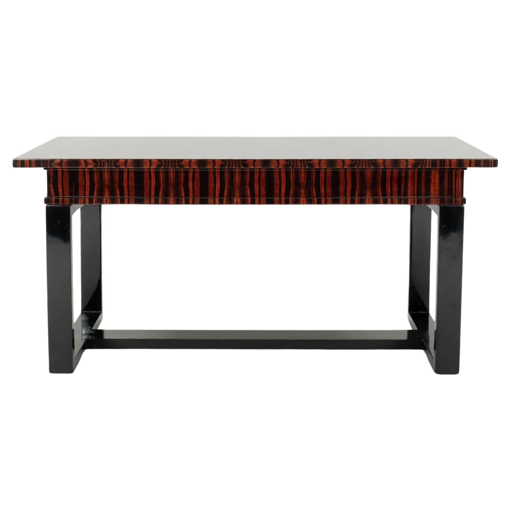 Scrivania laccata in stile Art Déco del XX secolo: piano della scrivania a tre cassetti in ebano Macassar, con rosetta e chiavi in nichel, appoggiato su gambe nere.