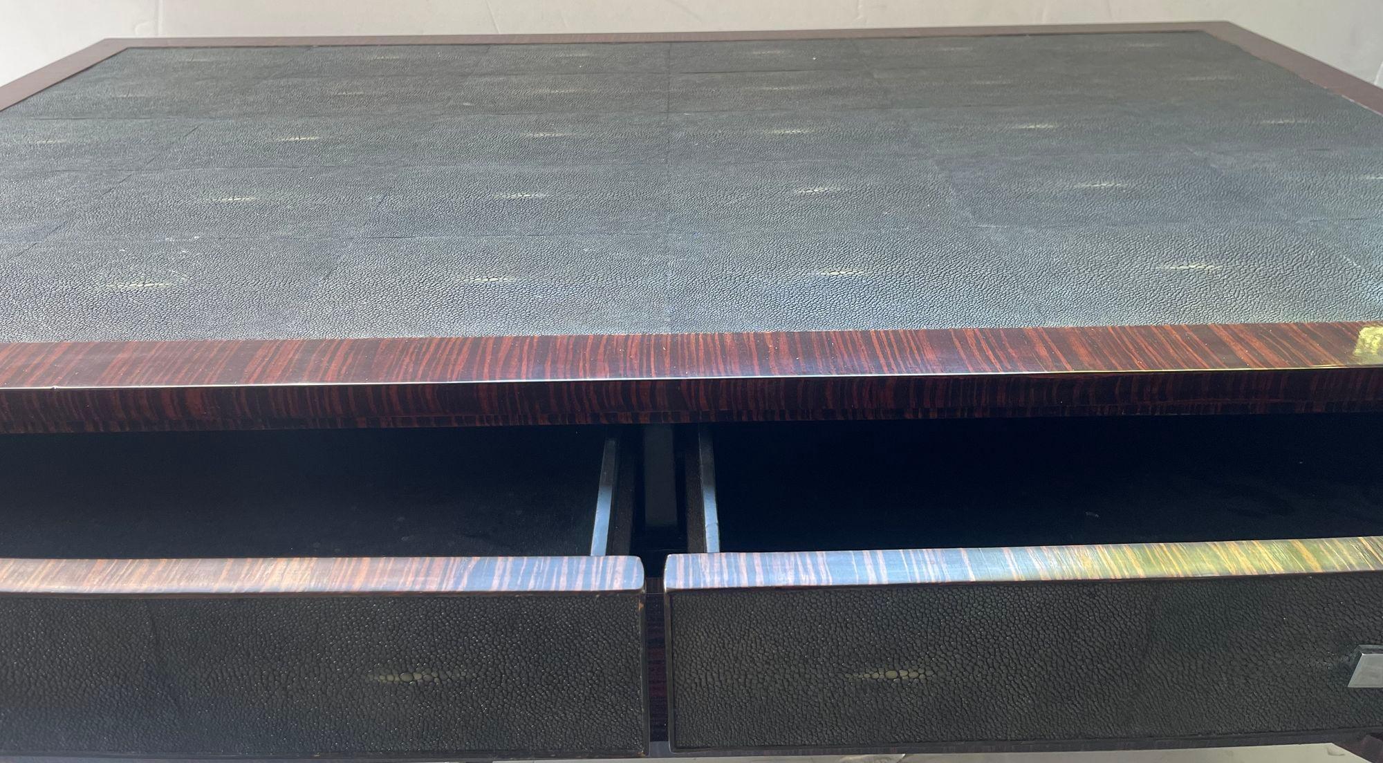 Ein auffälliger italienischer Couchtisch im Art-Déco-Stil aus den 1970er Jahren, der fachmännisch aus luxuriösem Makassar-Holz und Chagrin gefertigt und mit eleganten, vernickelten Details verziert ist. Das reiche Makassar-Furnier zeigt dramatische