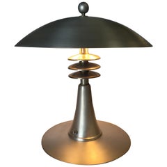 Lampe de bureau de style Art Déco de l'ère de la machine avec grand abat-jour en aluminium filé de 35,5 cm