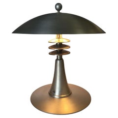 Lampe de bureau de style Art Déco de l'ère de la machine avec grand abat-jour en aluminium filé de 35,5 cm