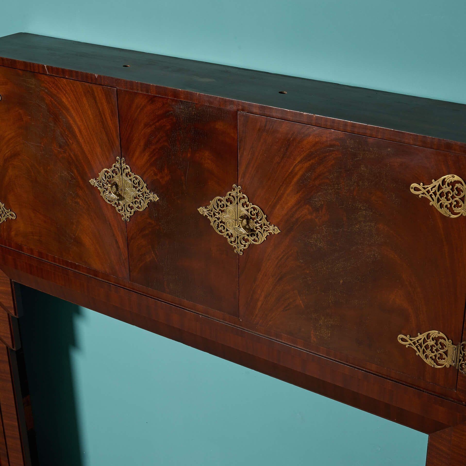 Laiton Cheminée en acajou de style Art déco en vente