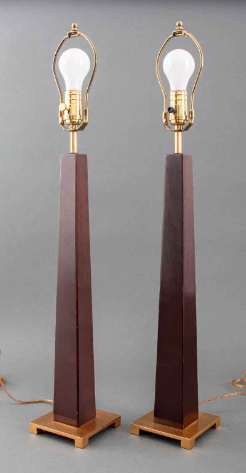 Paire de lampes de table en acajou de style Art Déco sur des bases en métal doré. Chacun : 31