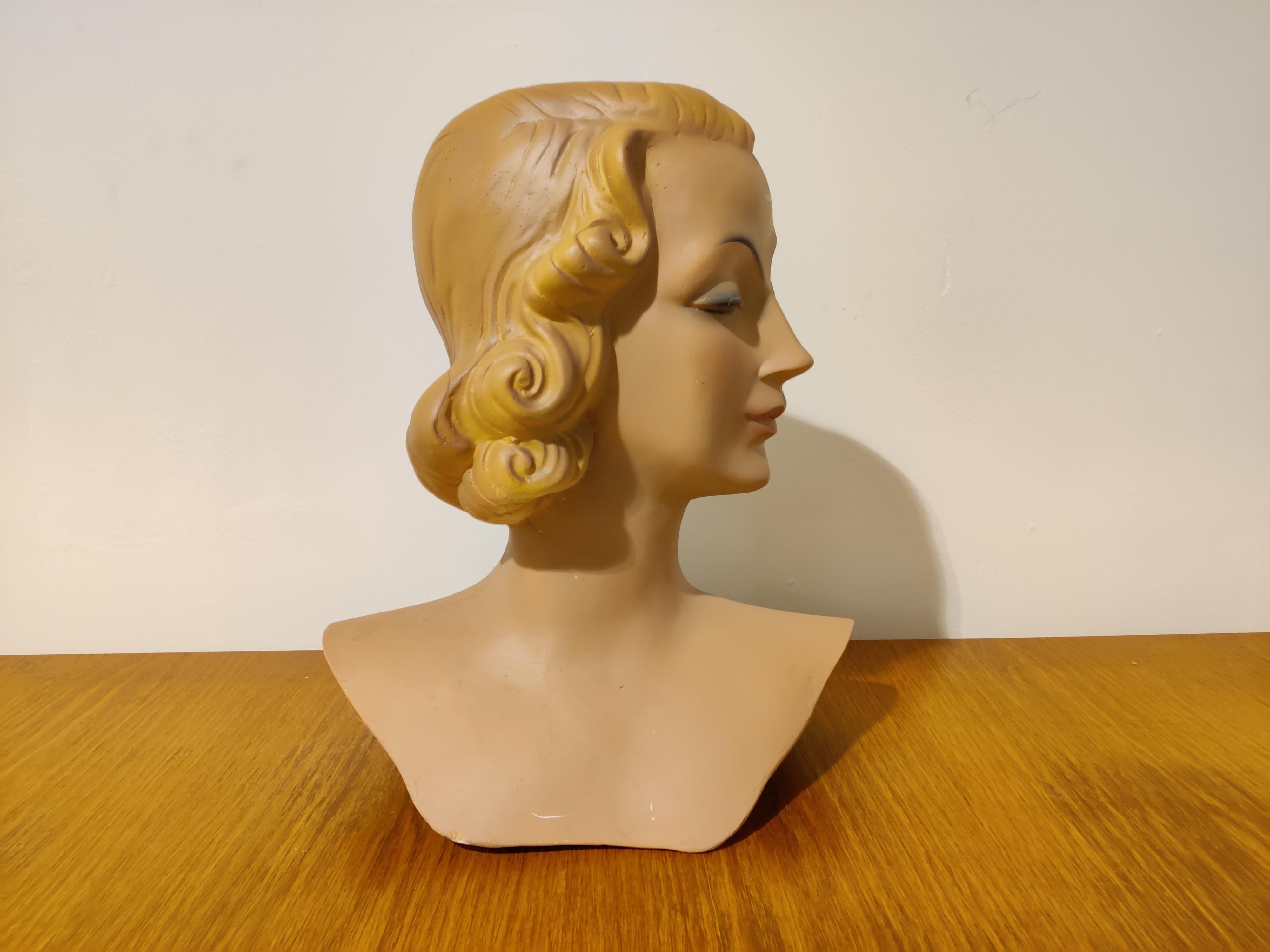 Beautiful female Art Deco style mannequin bust made from plaster served as a shop display.

It has some minor user traces.

Comes from a lot acquired from a clothes shop that stopped activities.

Great decorative item to display glasses,