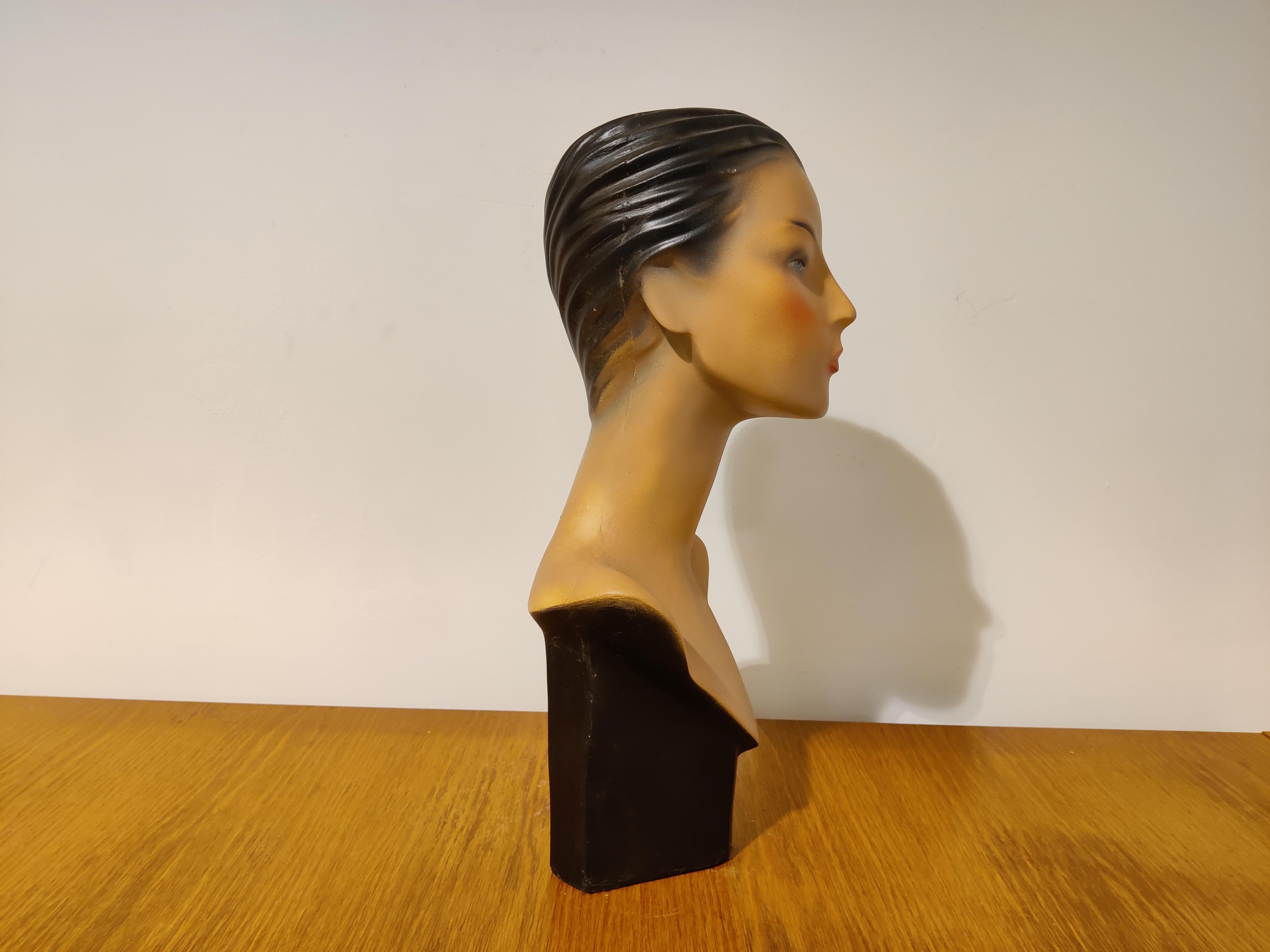 Beautiful female Art Deco style mannequin bust made from plaster served as a shop display.

It has some minor user traces.

Comes from a lot acquired from a clothes shop that stopped activities.

Great decorative item to display glasses,