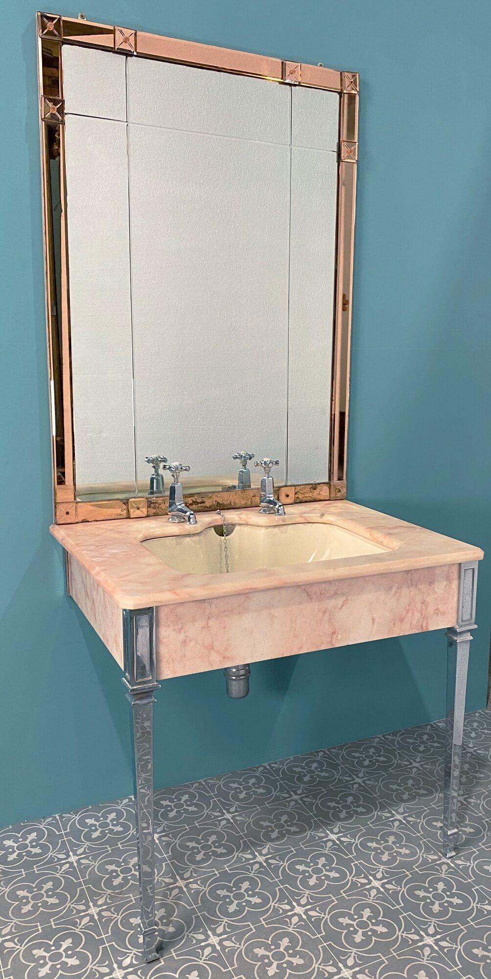 Un impressionnant lavabo en marbre de style Art Deco anglais avec son dosseret en miroir d'origine, fabriqué par John Bolding and Sons, fabricants d'appareils sanitaires haut de gamme des 19e et 20e siècles. Ce superbe lavabo se trouvait autrefois