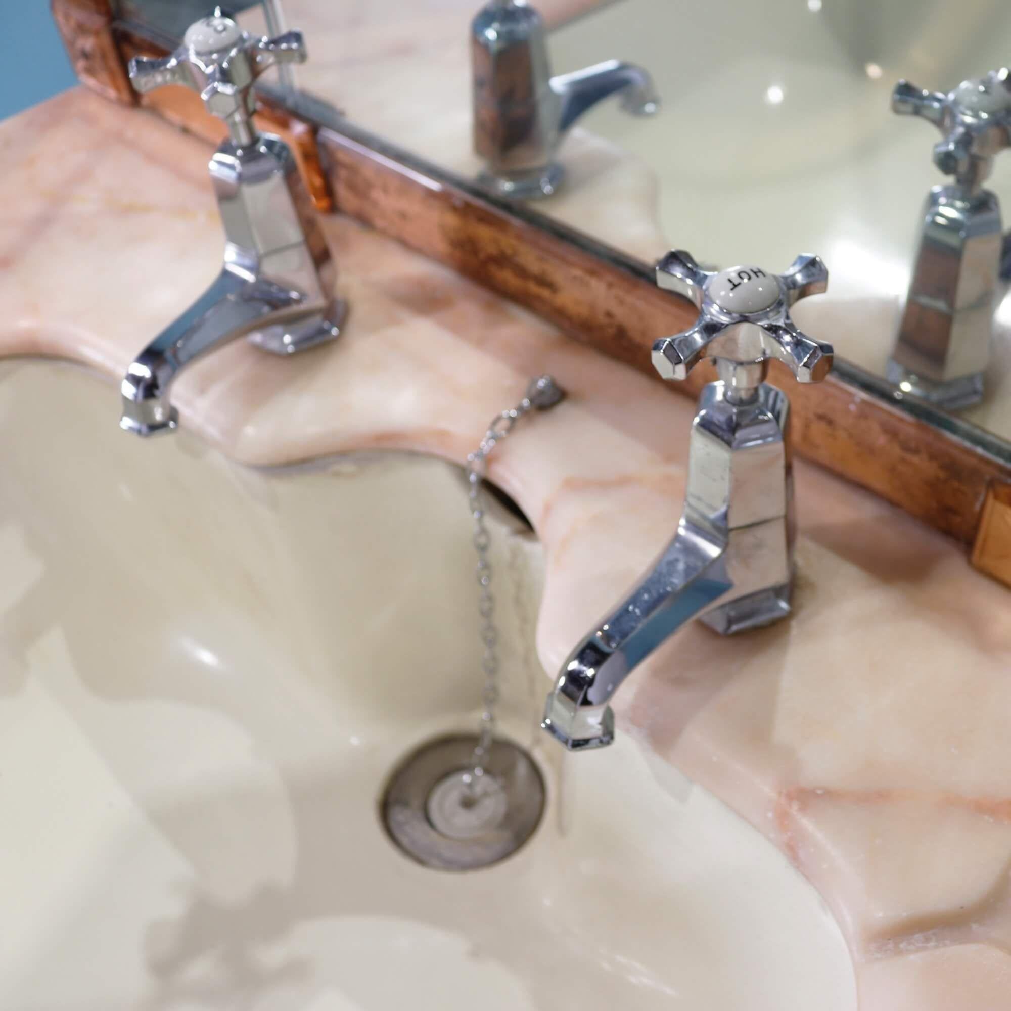Anglais Aquarelle de salle de bains en marbre de style Art Déco avec miroir en vente
