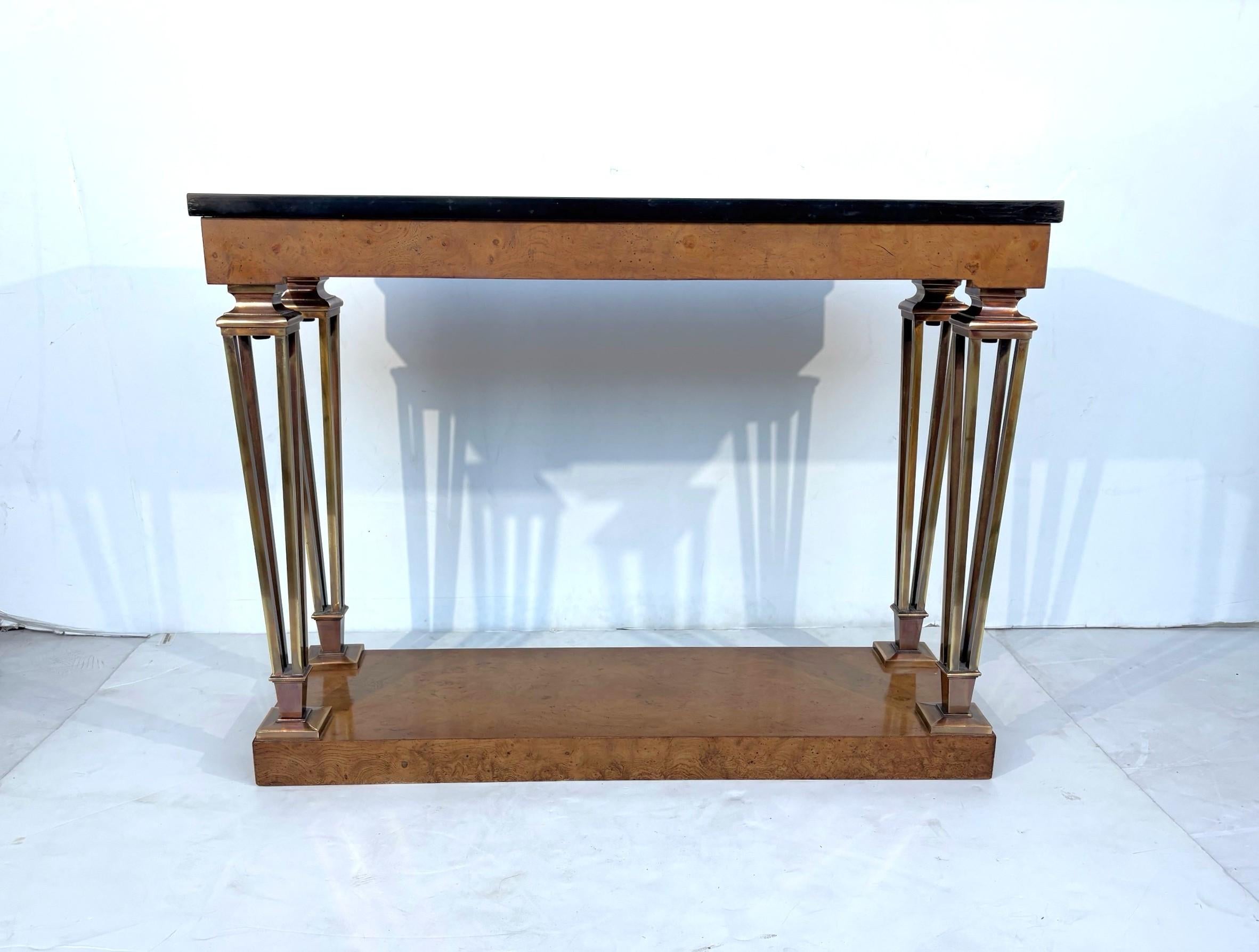 Italienische Marmorplatte im Art-Déco-Stil, mit einem Rahmen aus Wurzelholzfurnier und massiven Messingbeinen.