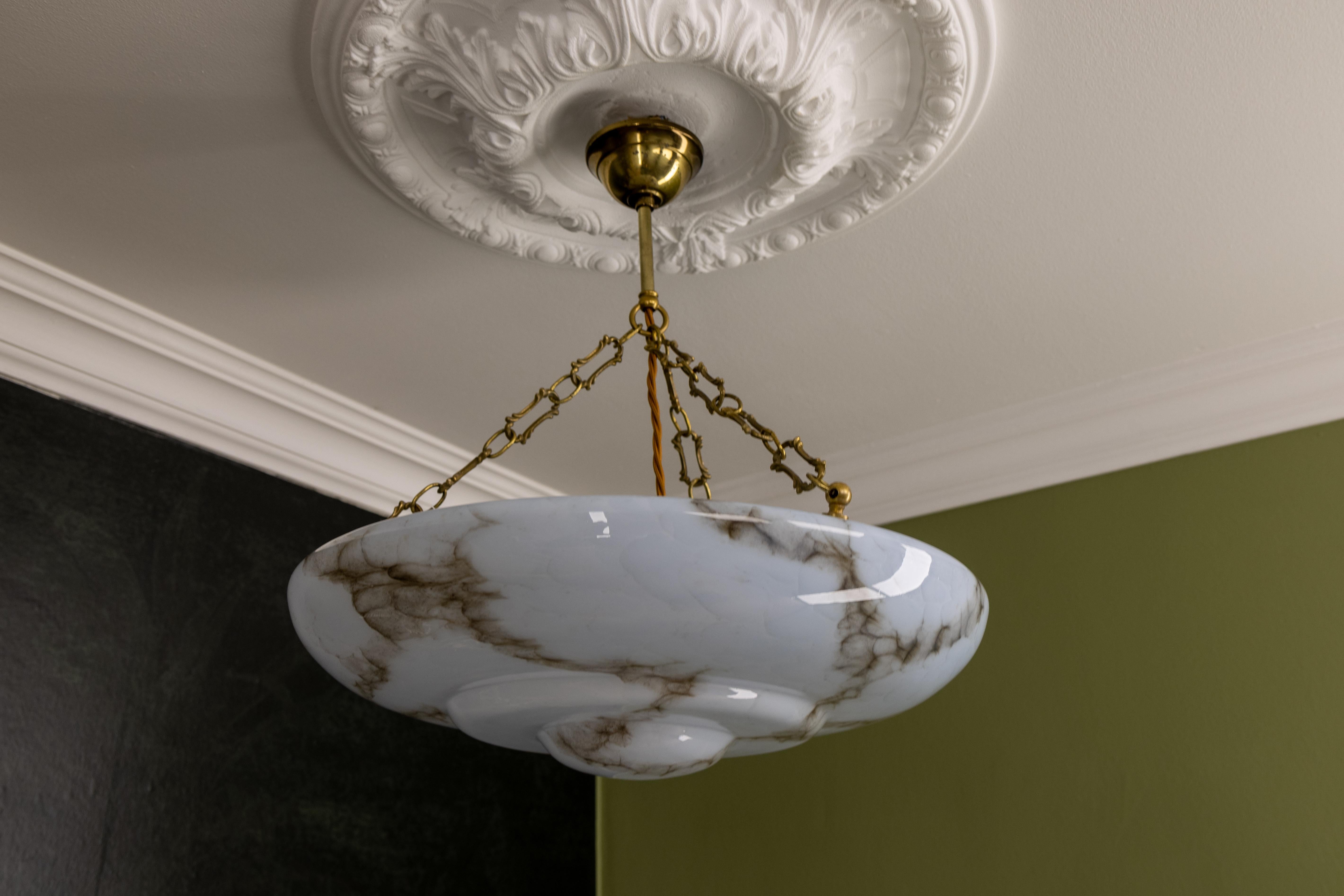 Art Deco Stil marmoriertes graublaues und braunes Glas und Messing Pendelleuchte 4