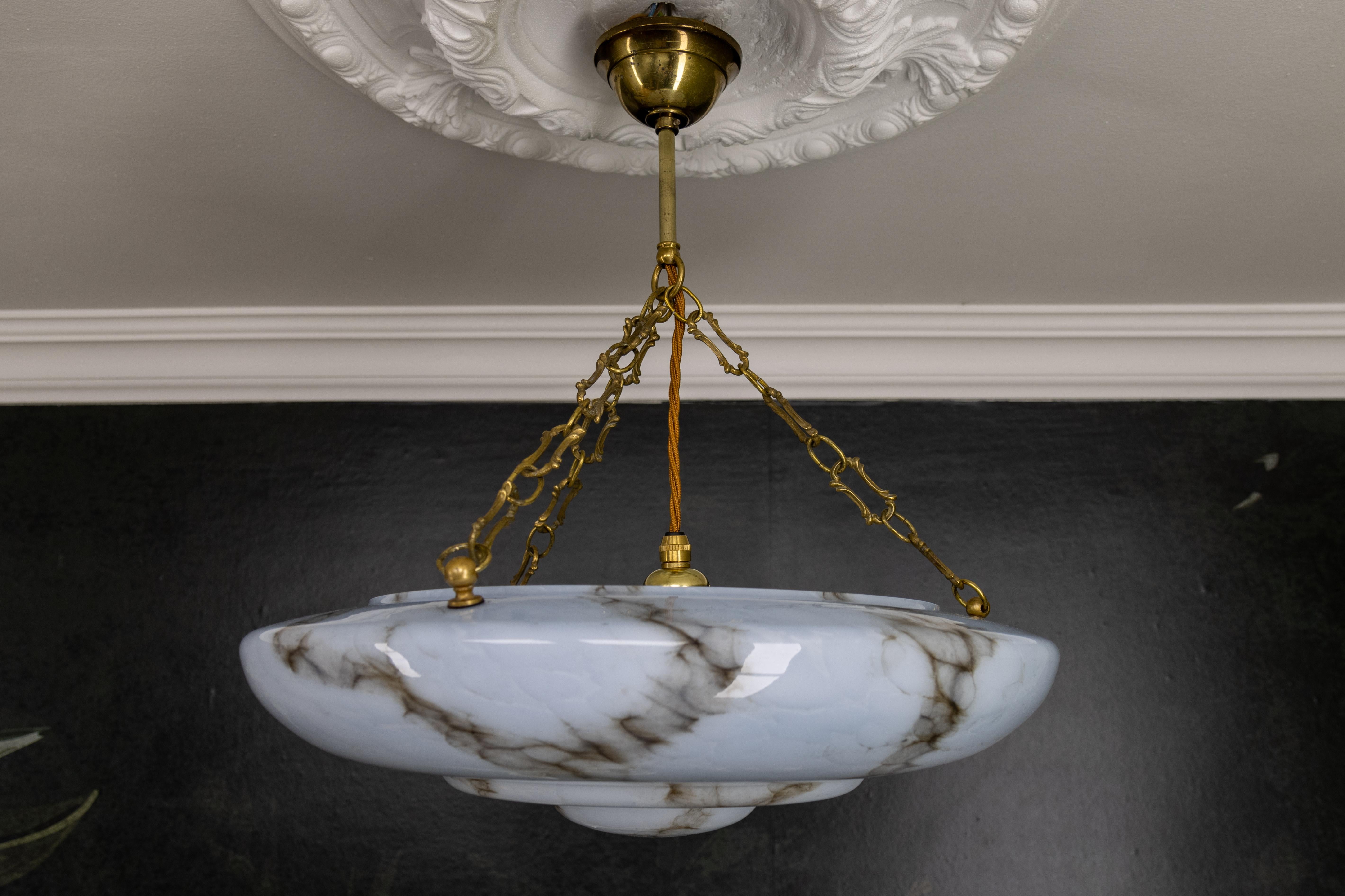 Art Deco Stil marmoriertes graublaues und braunes Glas und Messing Pendelleuchte 5