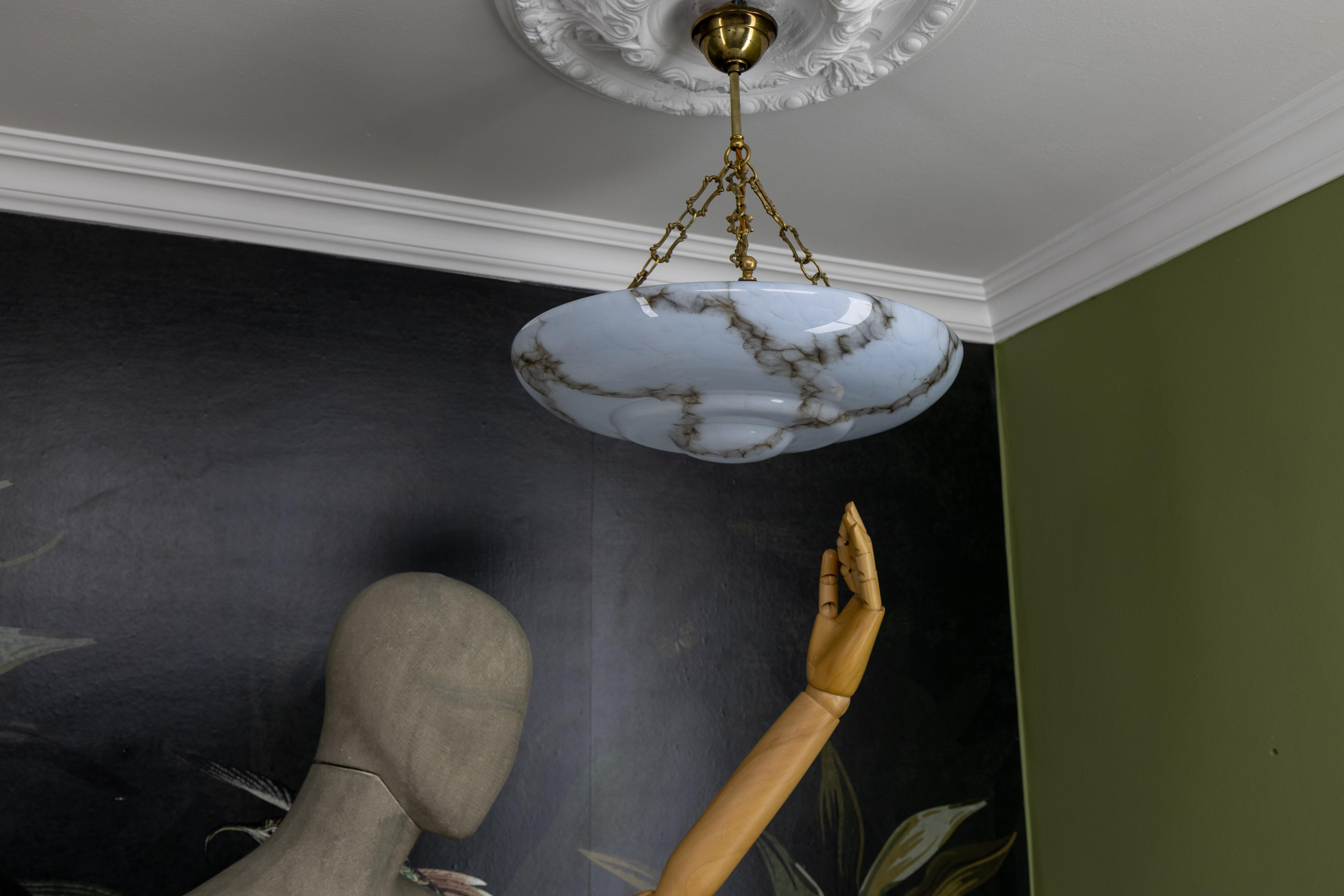 Art Deco Stil marmoriertes graublaues und braunes Glas und Messing Pendelleuchte 6