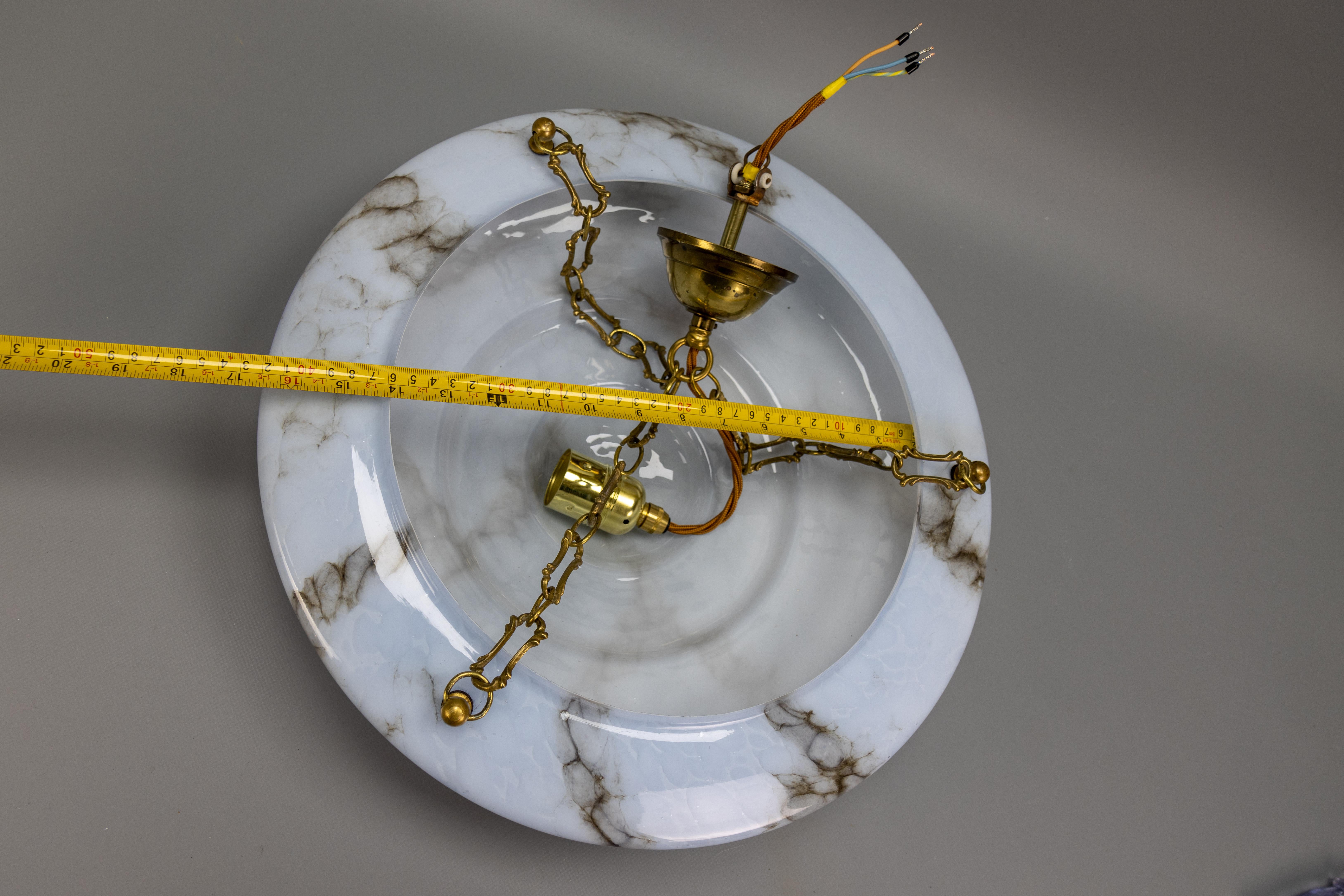 Art Deco Stil marmoriertes graublaues und braunes Glas und Messing Pendelleuchte 13