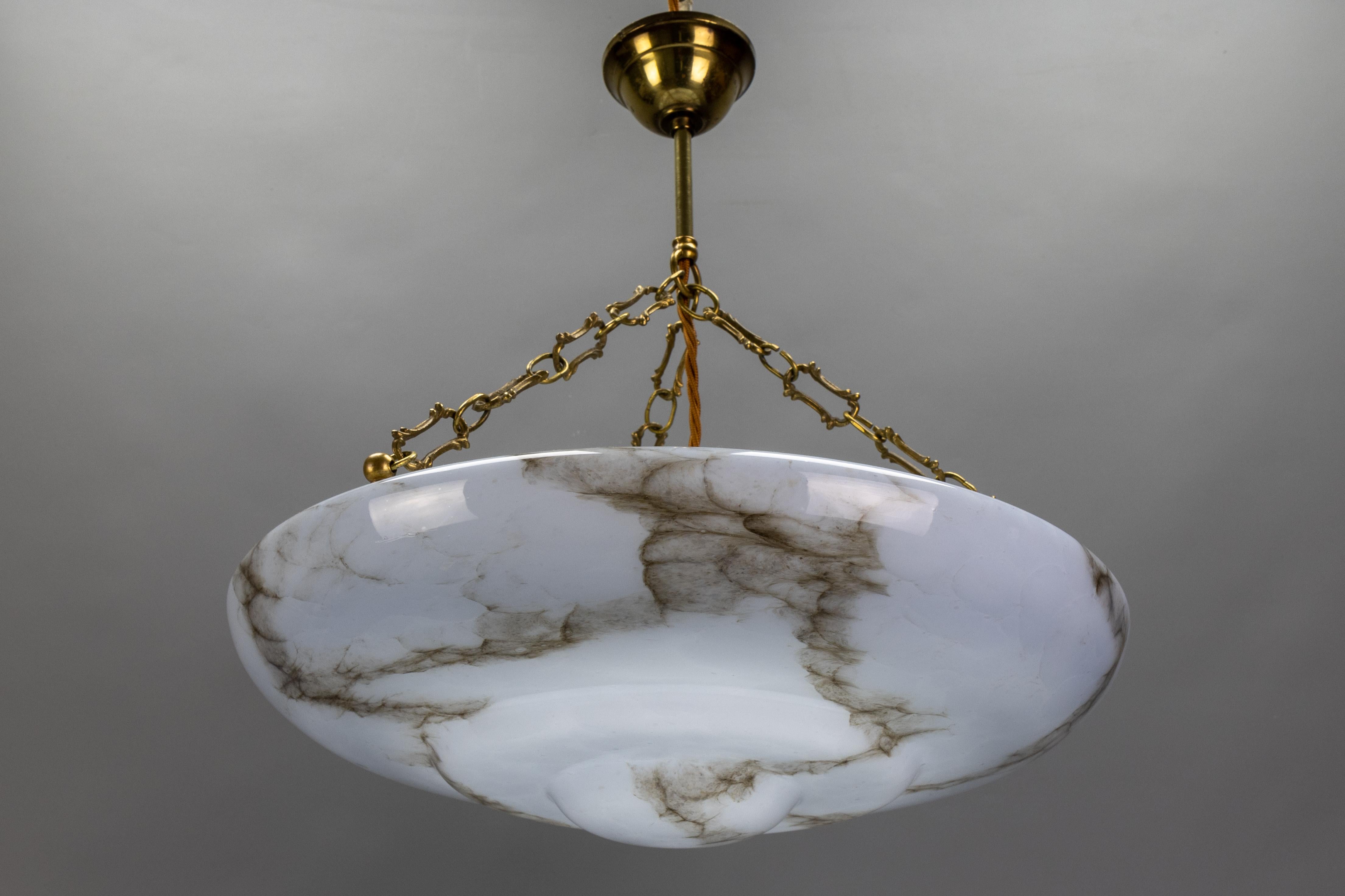 Art Deco Stil marmoriertes graublaues und braunes Glas und Messing Pendelleuchte (Art déco)