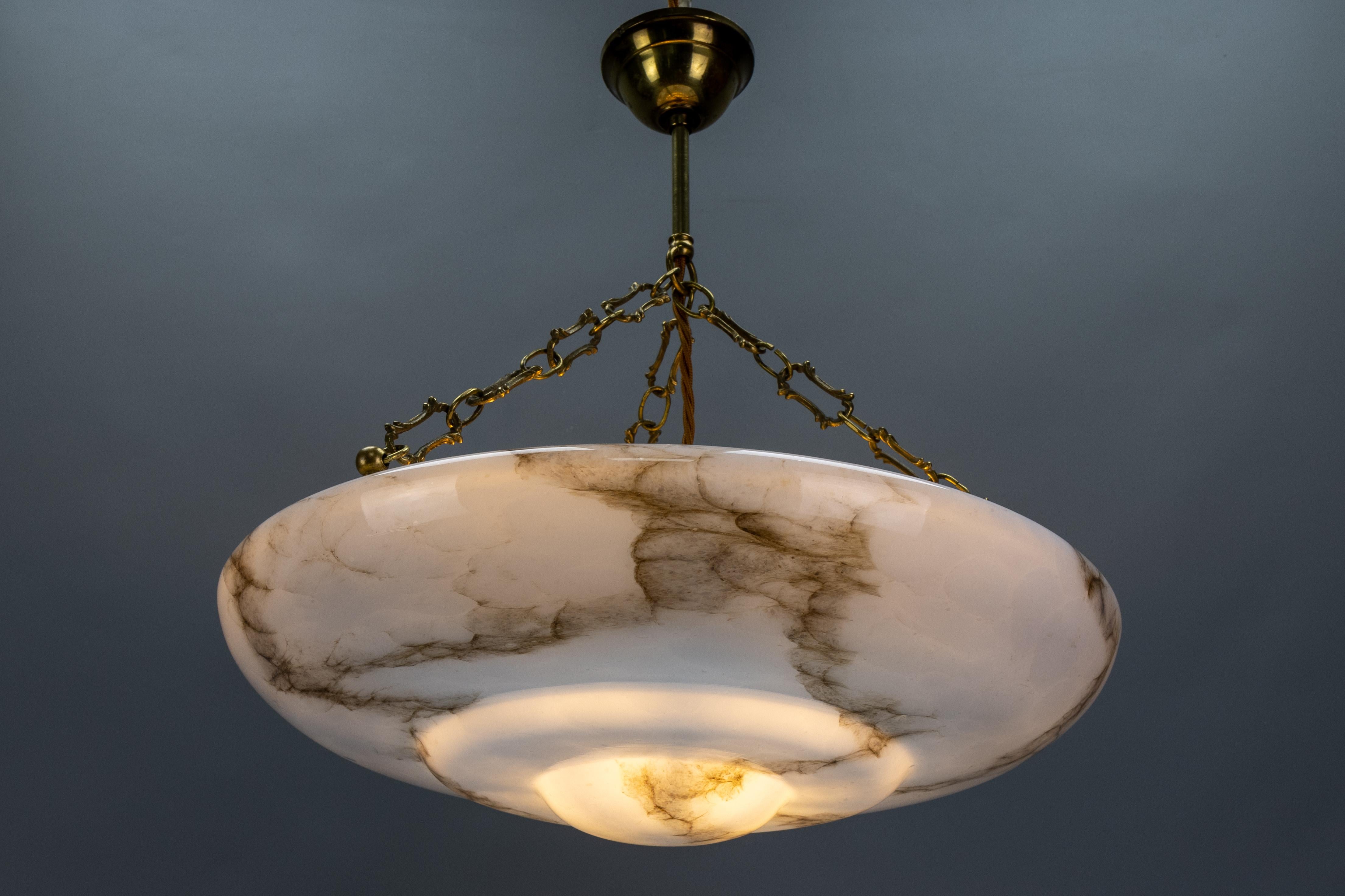 Art Deco Stil marmoriertes graublaues und braunes Glas und Messing Pendelleuchte (Deutsch)