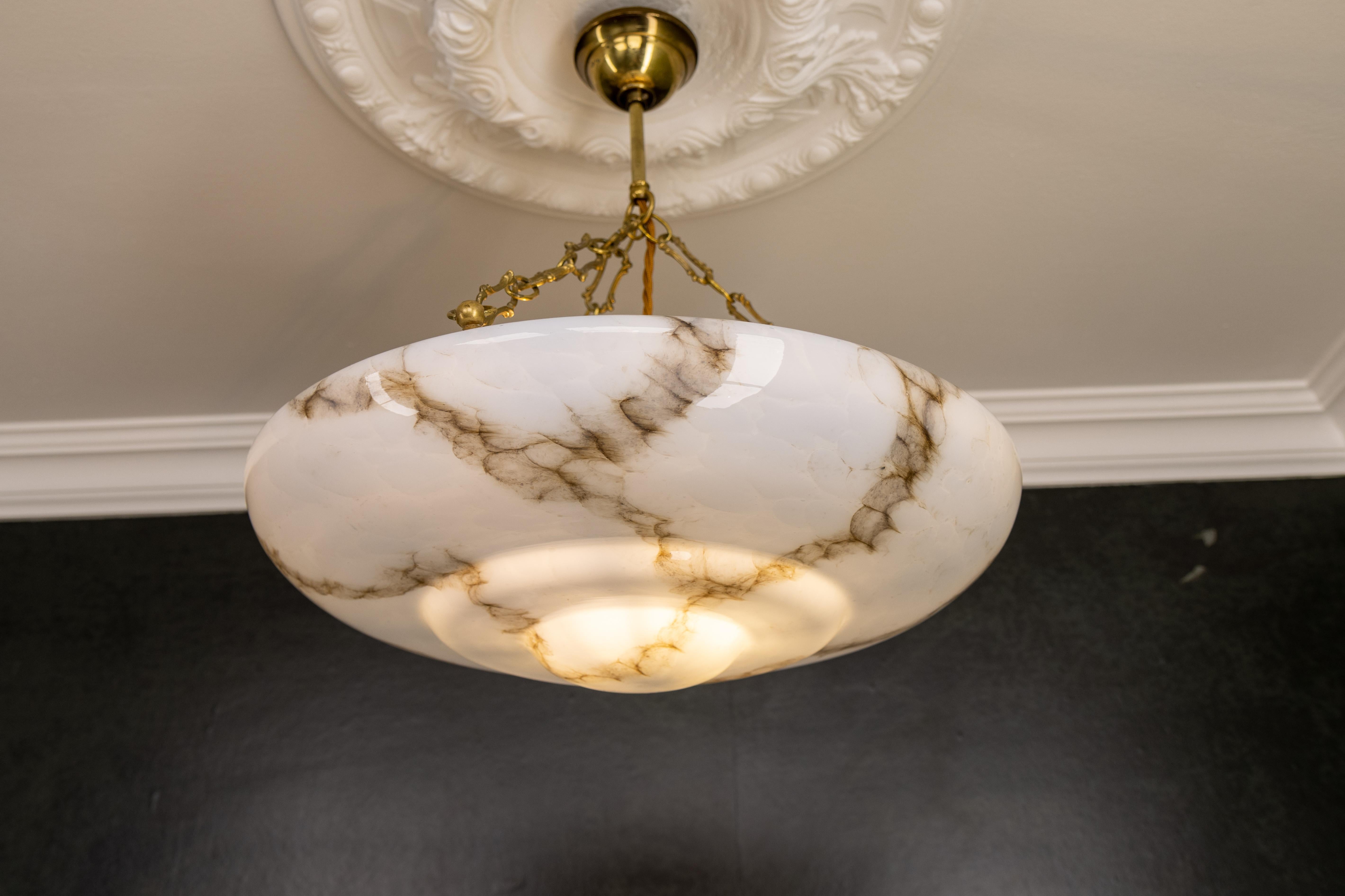 Art Deco Stil marmoriertes graublaues und braunes Glas und Messing Pendelleuchte (Mitte des 20. Jahrhunderts)