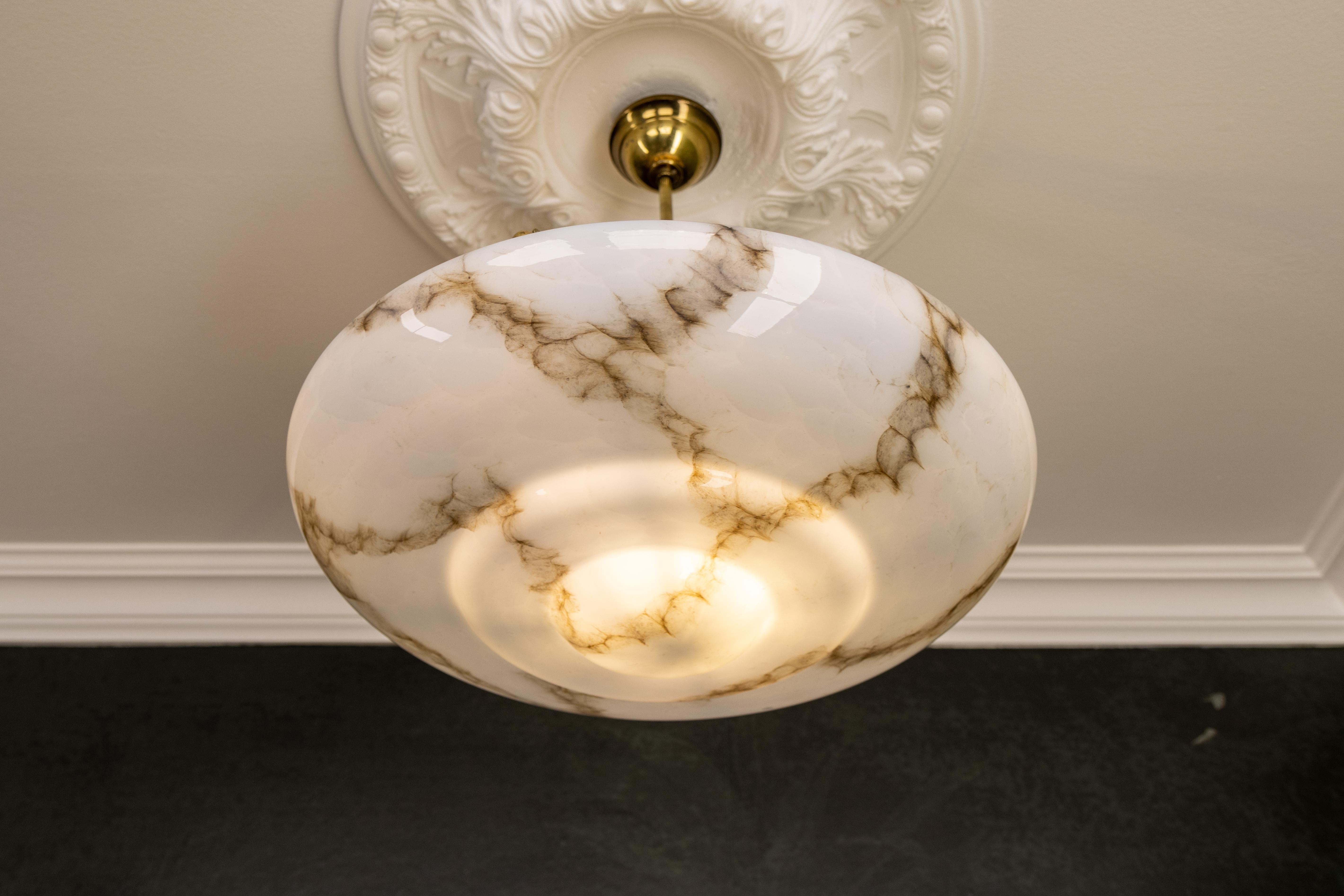 Art Deco Stil marmoriertes graublaues und braunes Glas und Messing Pendelleuchte (Metall)