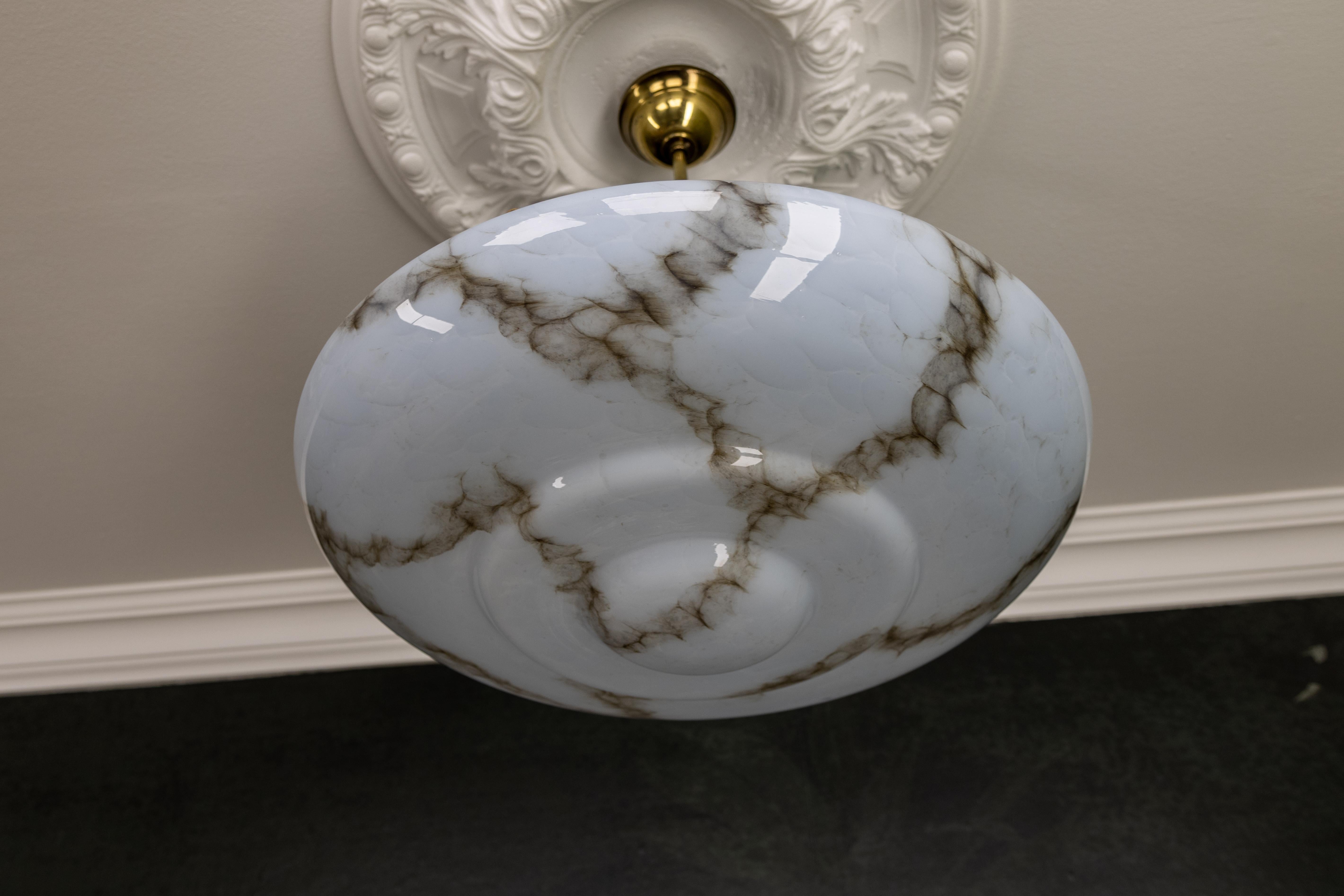 Art Deco Stil marmoriertes graublaues und braunes Glas und Messing Pendelleuchte 1
