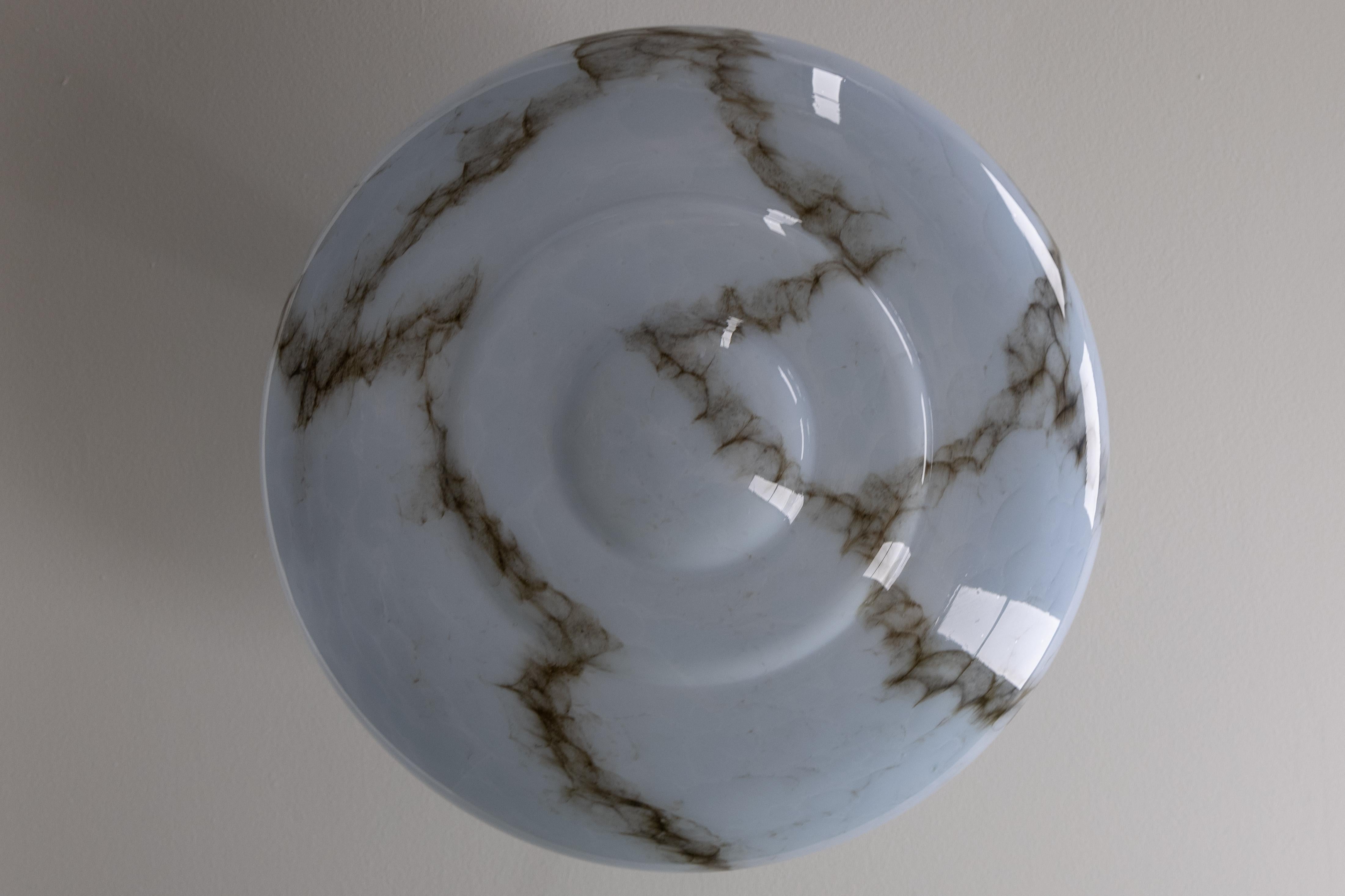 Art Deco Stil marmoriertes graublaues und braunes Glas und Messing Pendelleuchte 2