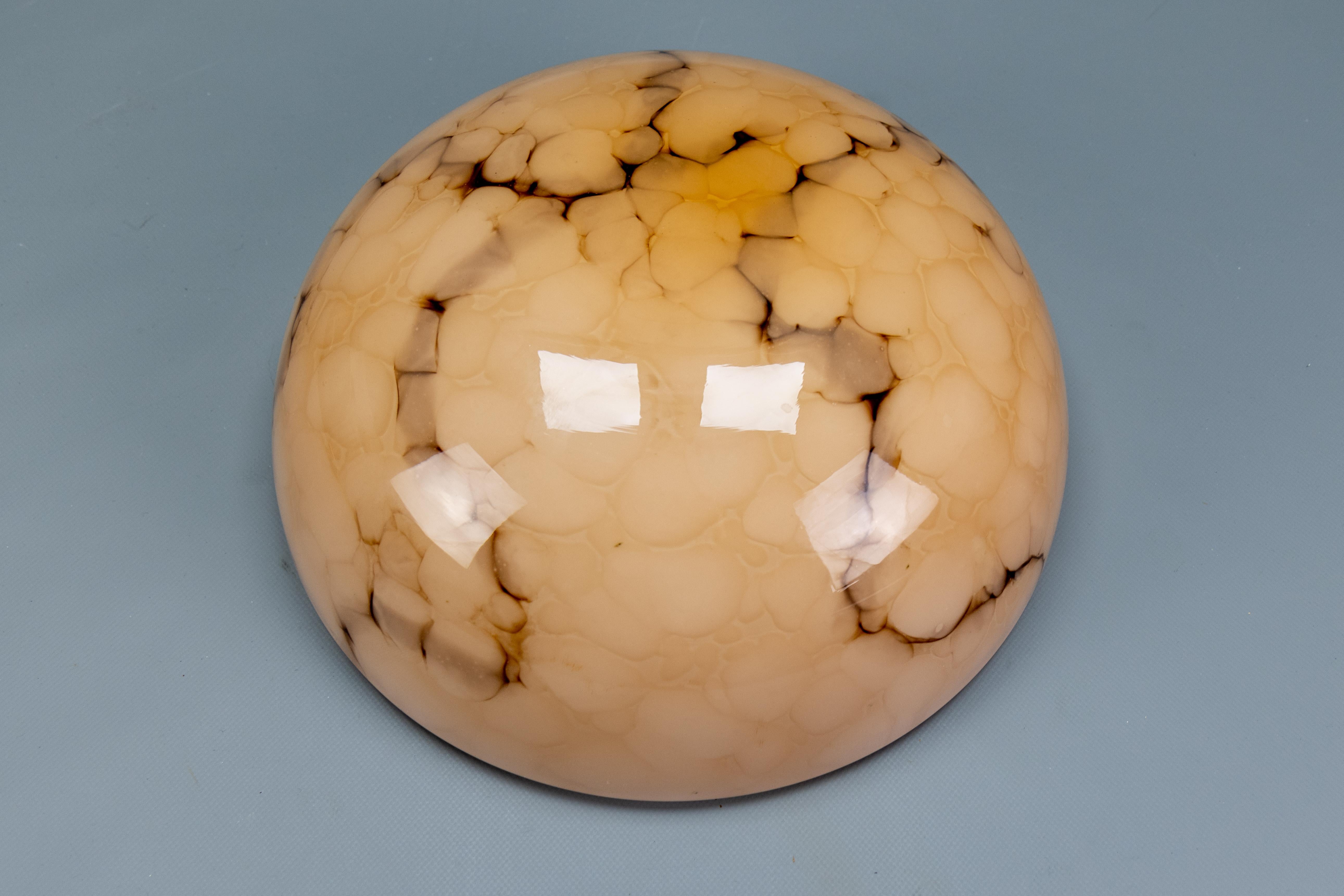 Allemand Plafonnier de style Art déco en verre marbré rose pâle et Brown, Allemagne, années 1950 en vente