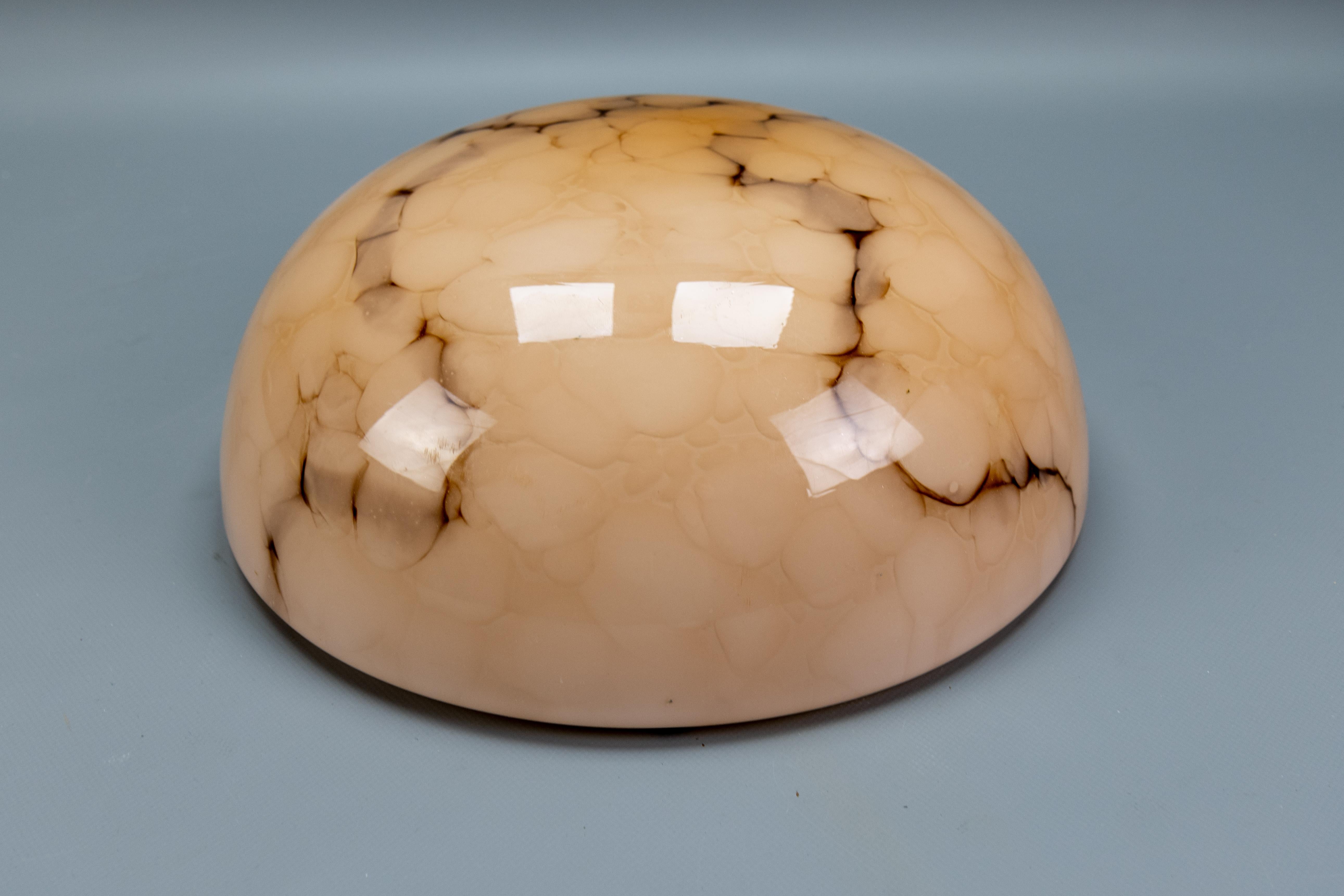 Plafonnier de style Art déco en verre marbré rose pâle et Brown, Allemagne, années 1950 Bon état - En vente à Barntrup, DE