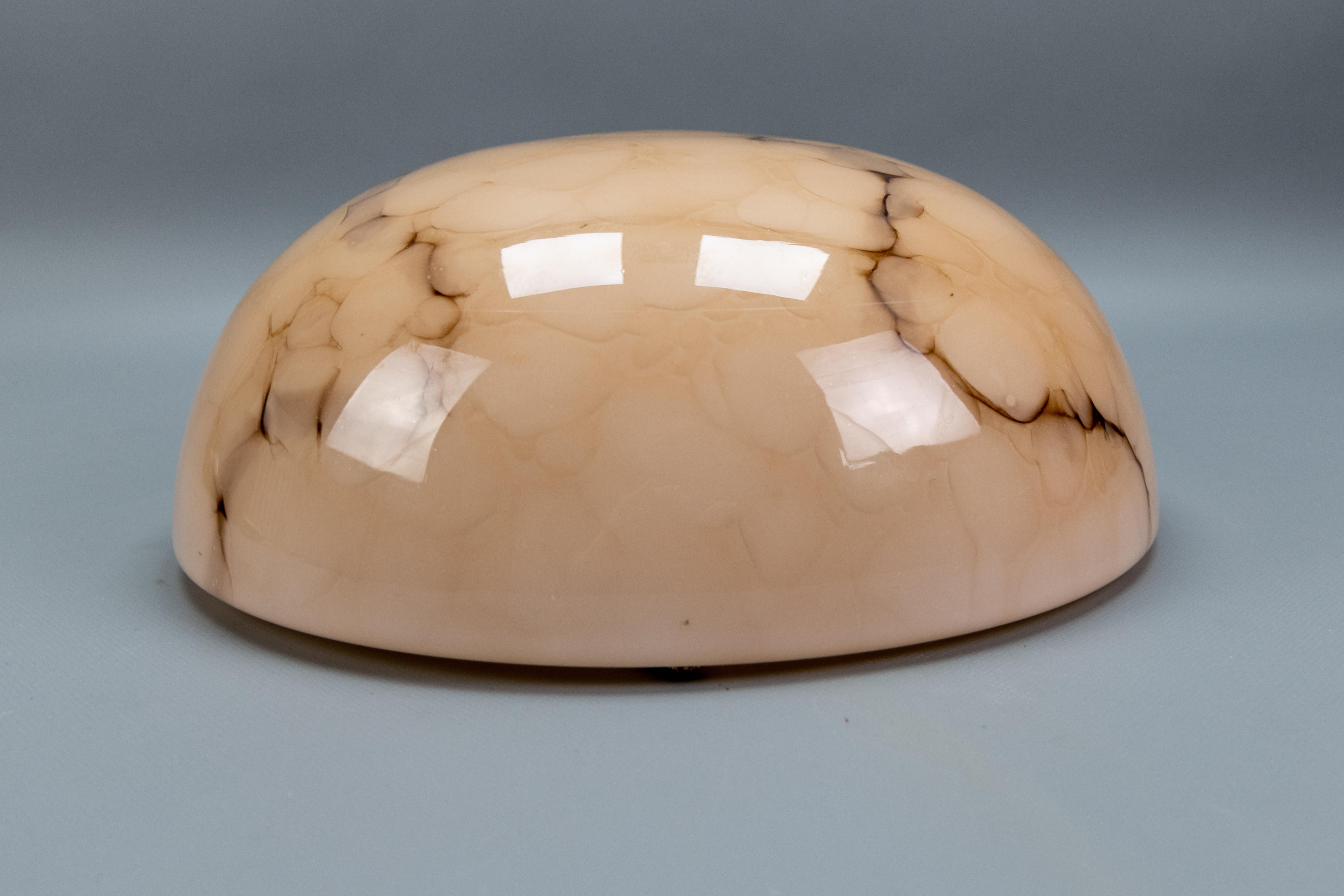 Milieu du XXe siècle Plafonnier de style Art déco en verre marbré rose pâle et Brown, Allemagne, années 1950 en vente