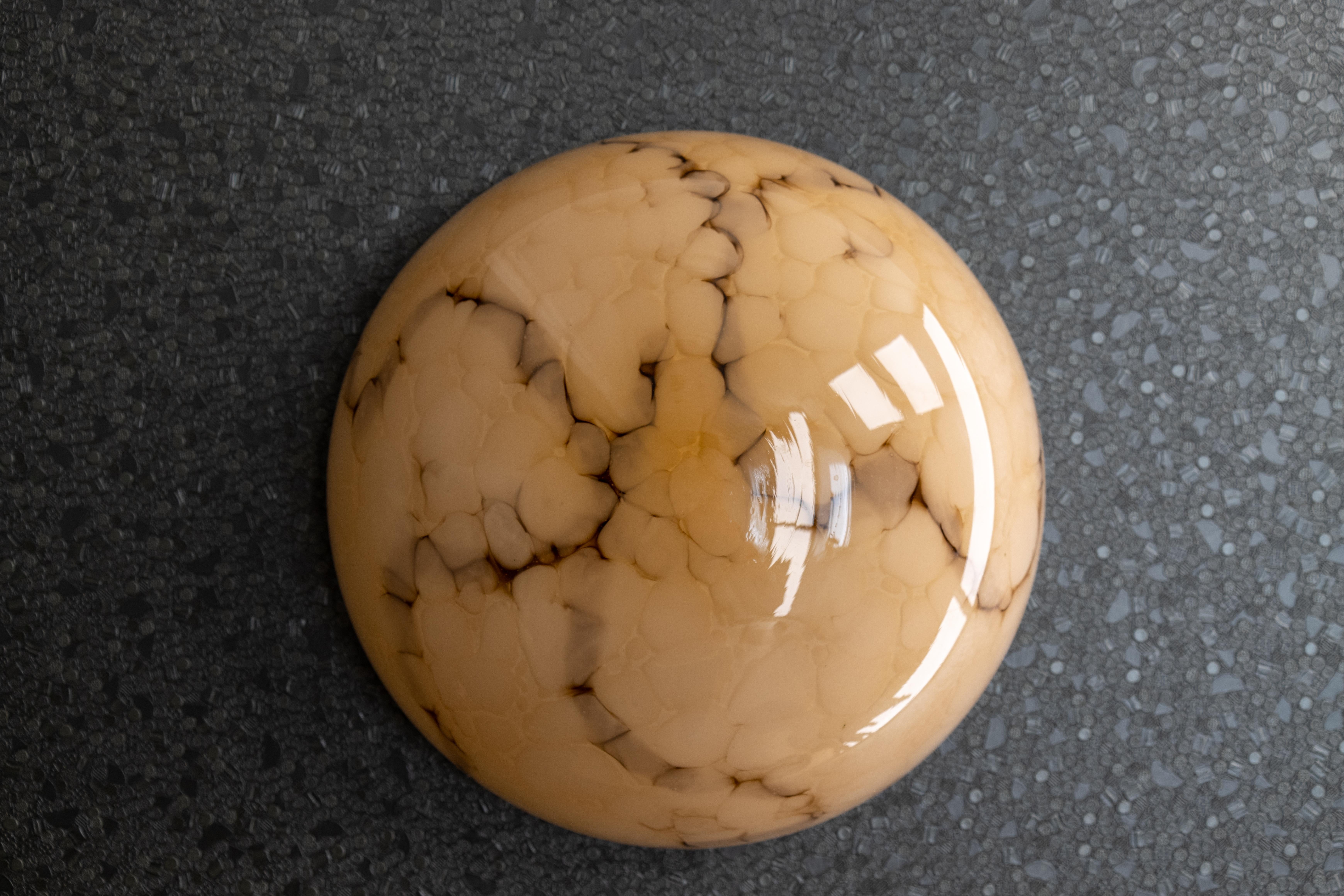 Plafonnier de style Art déco en verre marbré rose pâle et Brown, Allemagne, années 1950 en vente 3