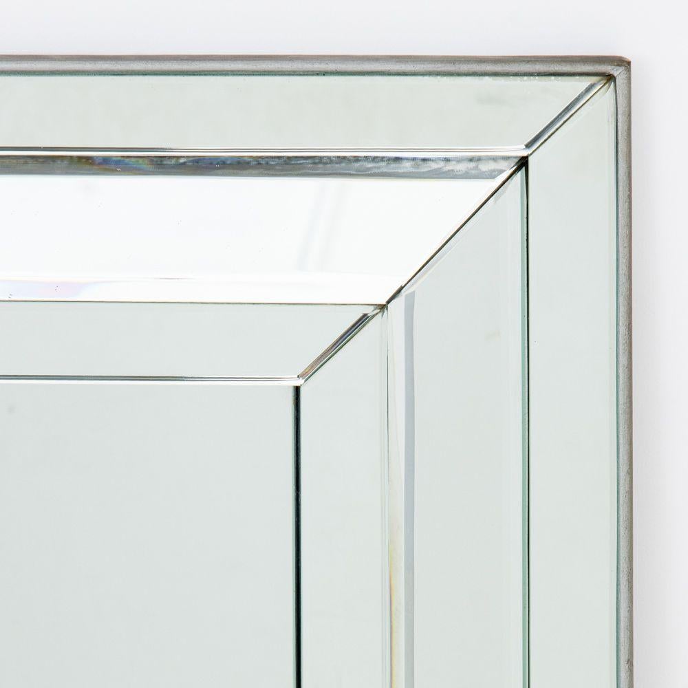 Gerahmter Spiegel im Art-Déco-Stil, mit grau lackiertem Rahmen. 51