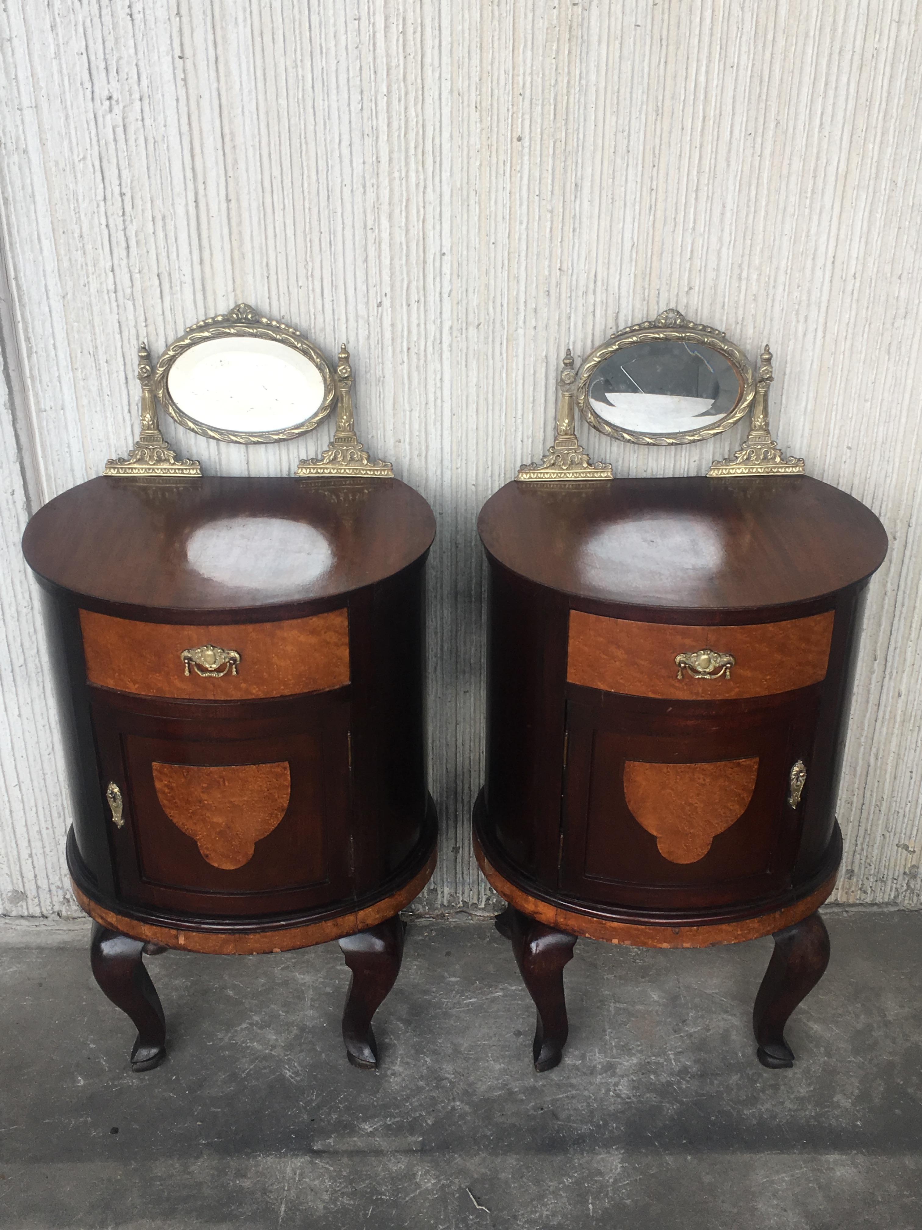 Art Deco Style Marquetry Nightstands with Metal and Mirror Crest, Pair In Good Condition In Miami, FL