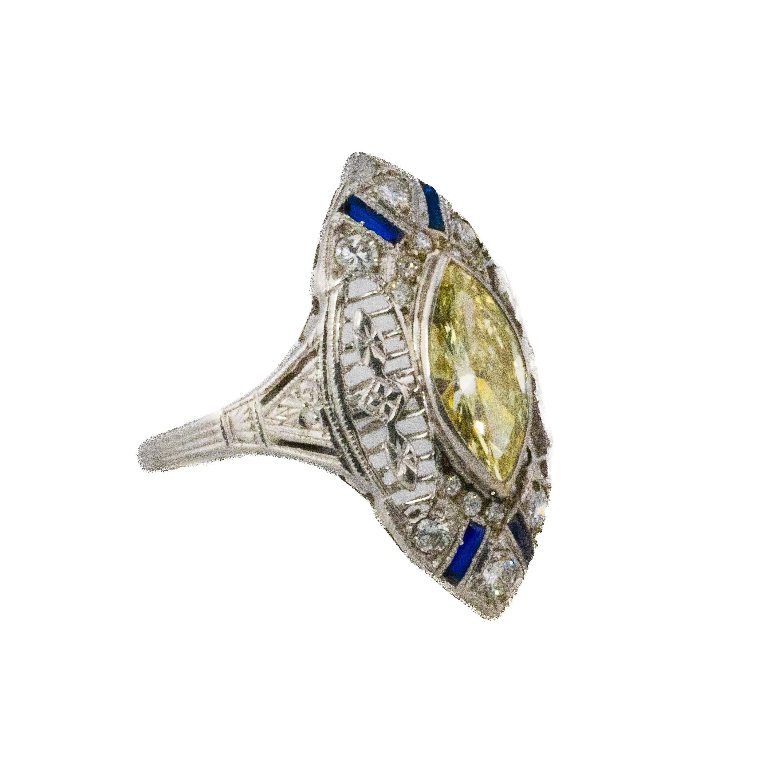 Filigraner Marquise-Diamant-Ring im Art Deco-Stil

Beschreibung: Dieser elegante Ring aus 18 Karat Weißgold zeigt in der Mitte einen gelben Diamanten im Marquise-Schliff, der von filigranen Gravuren umrahmt und mit runden Brillanten akzentuiert ist,