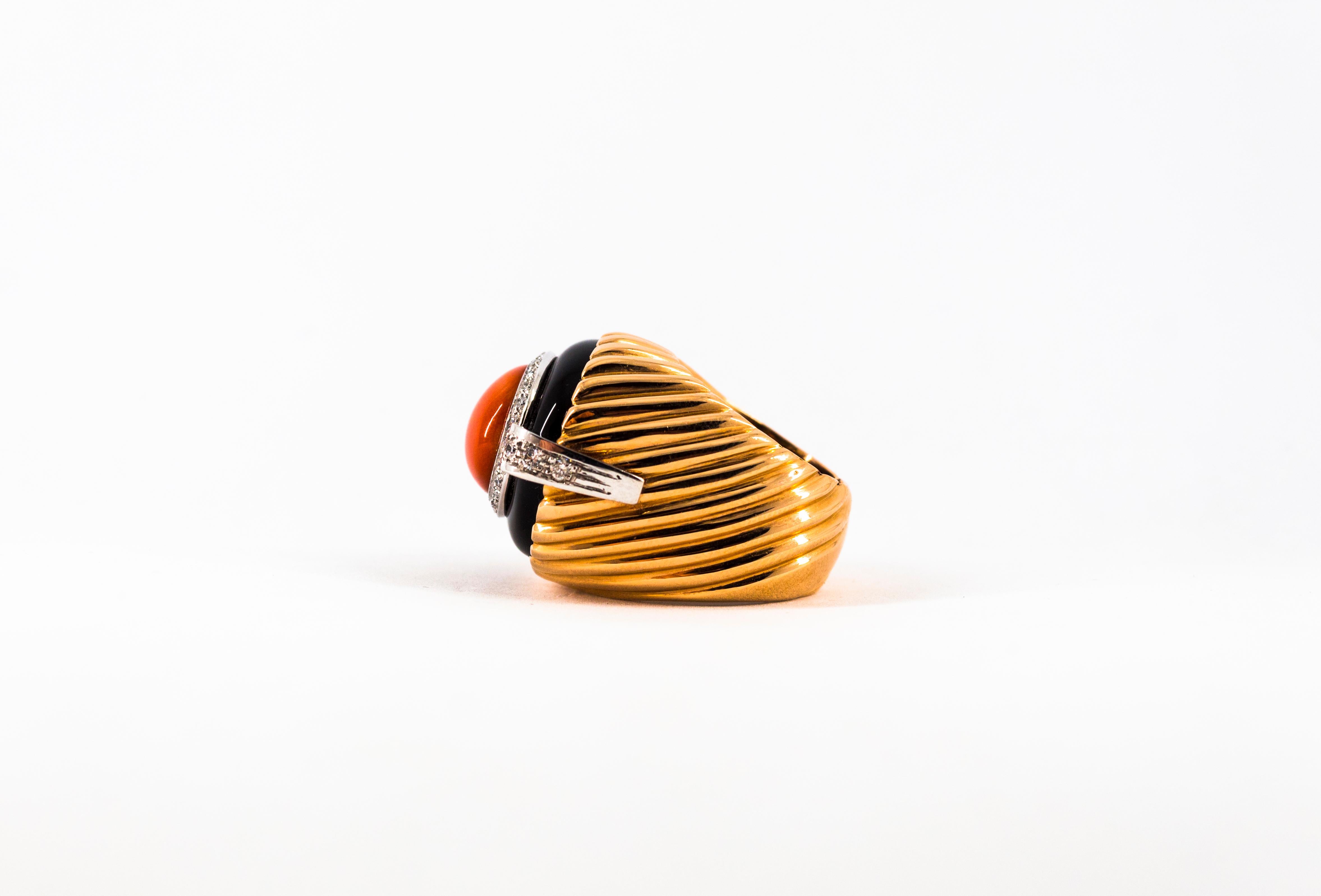 Bague cocktail en or jaune de style Art déco avec corail méditerranéen, onyx et diamants blancs en vente 8