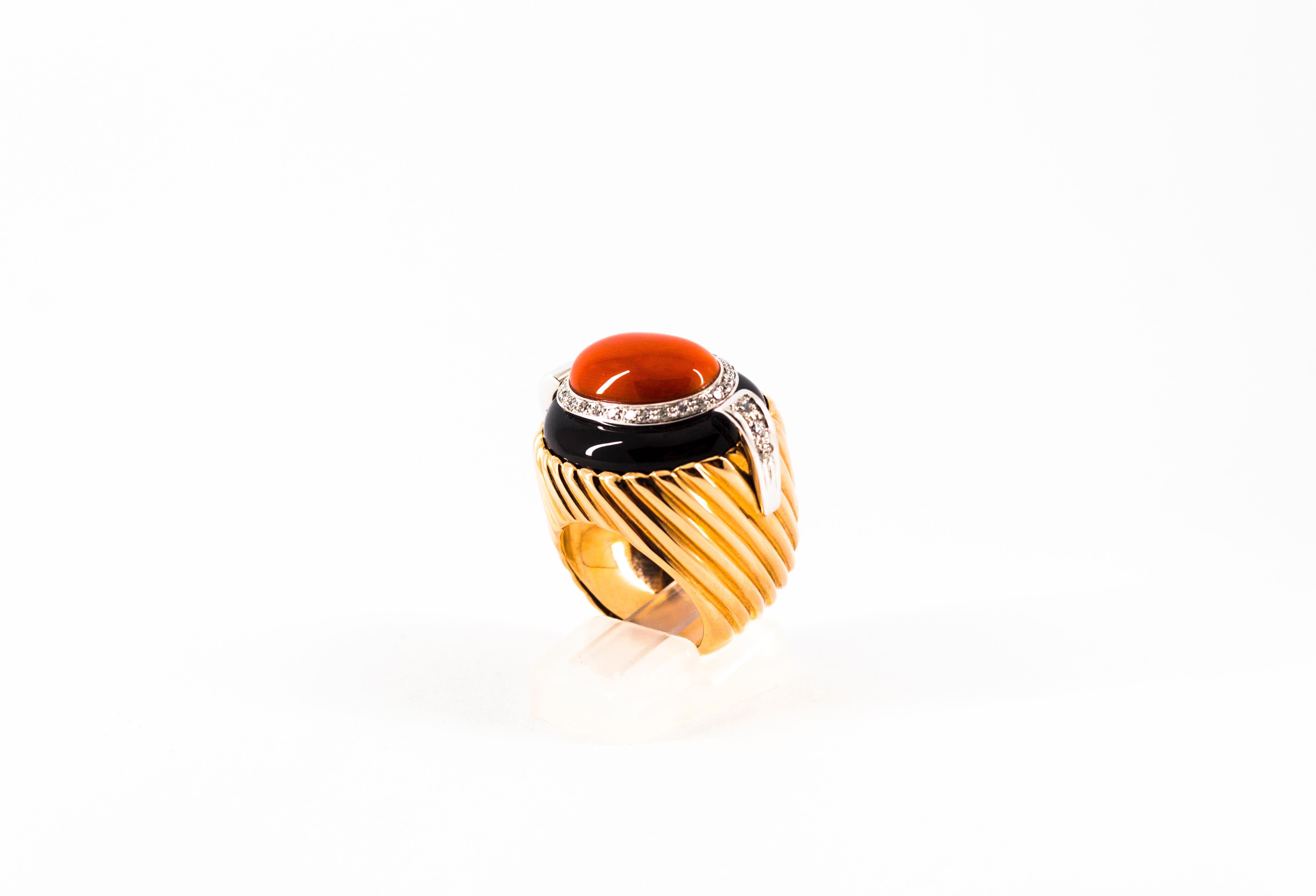 Bague cocktail en or jaune de style Art déco avec corail méditerranéen, onyx et diamants blancs Unisexe en vente
