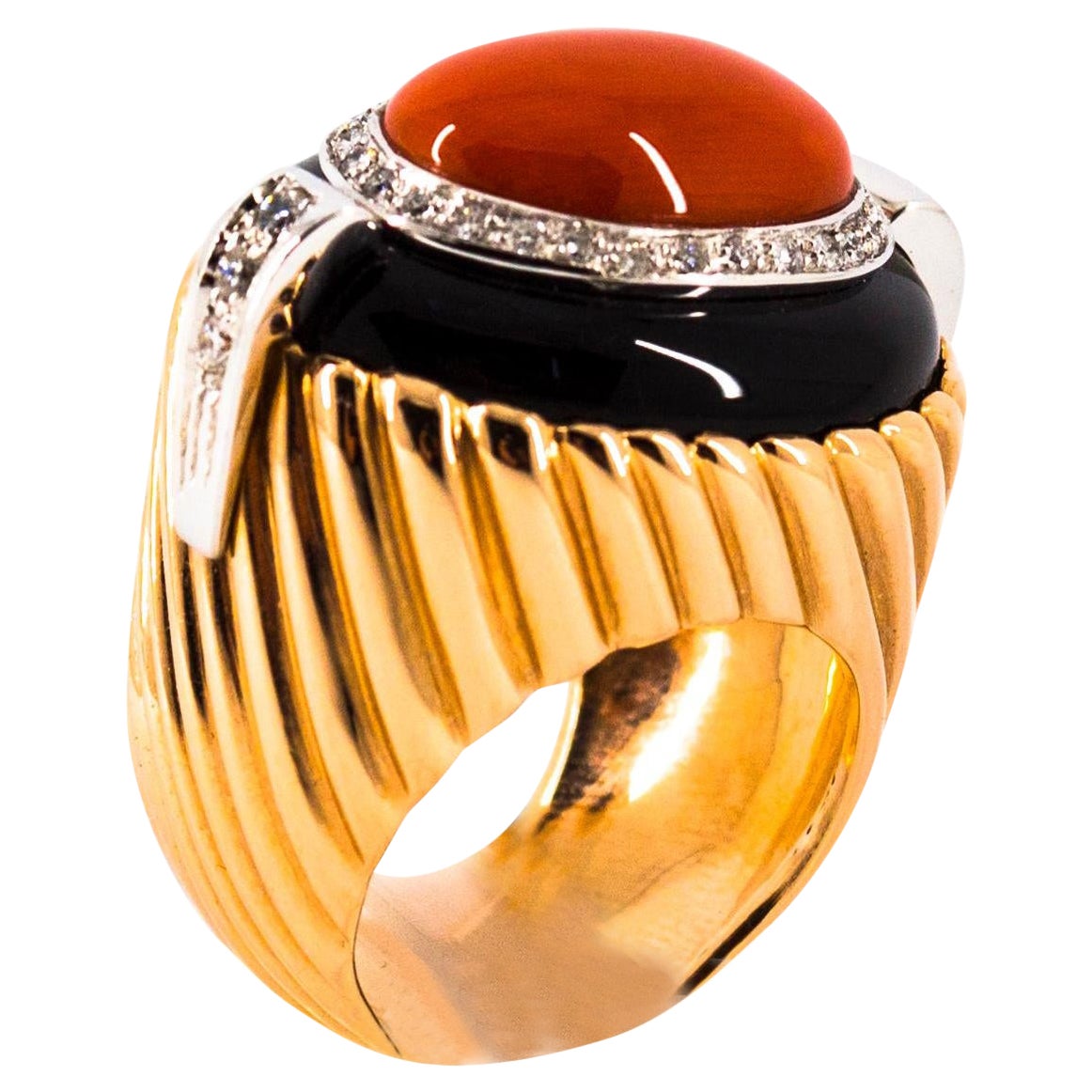 Bague cocktail en or jaune de style Art déco avec corail méditerranéen, onyx et diamants blancs