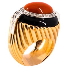 Bague cocktail en or jaune de style Art déco avec corail méditerranéen, onyx et diamants blancs