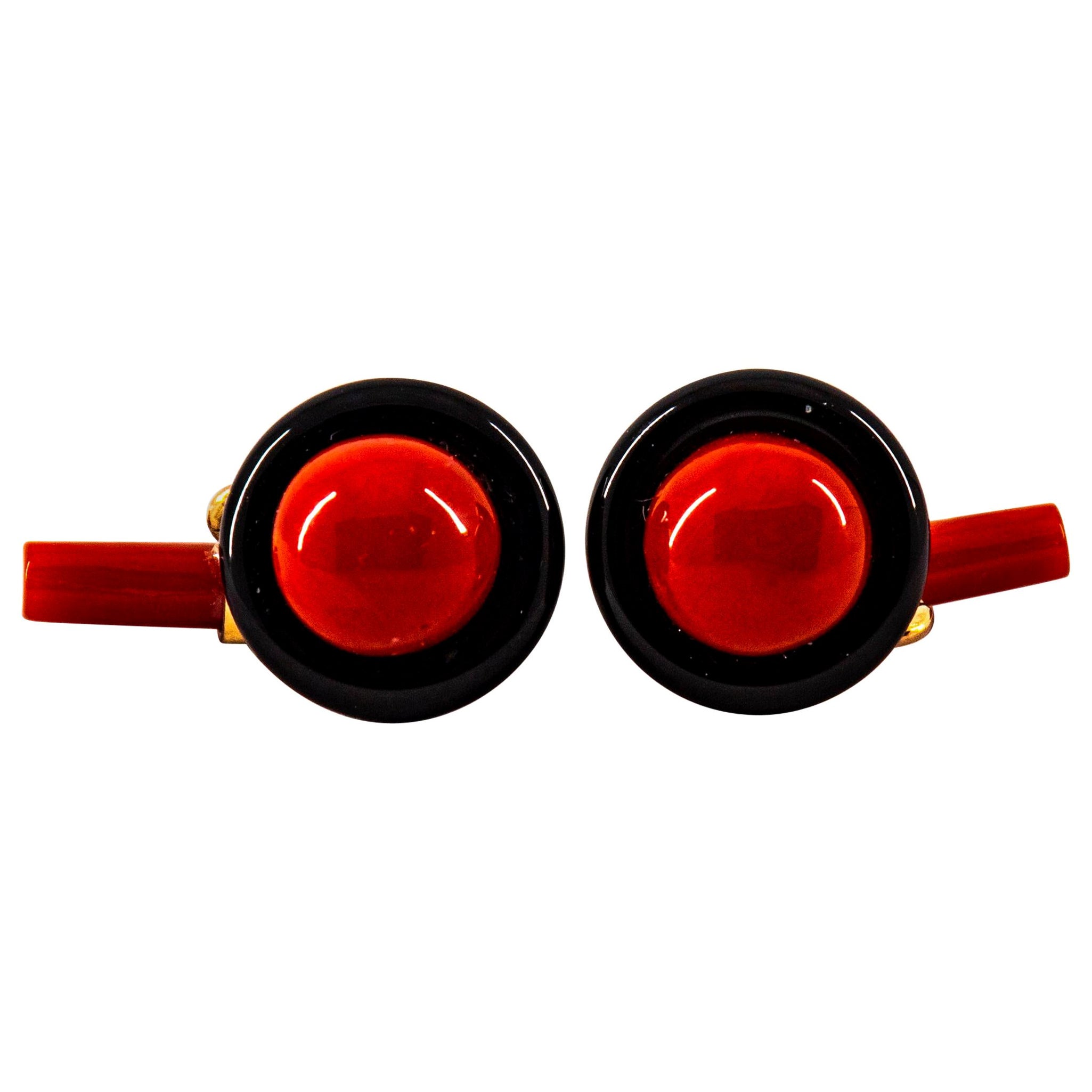 Gemelli in oro giallo in stile Art Déco Mediterraneo, corallo rosso e onice