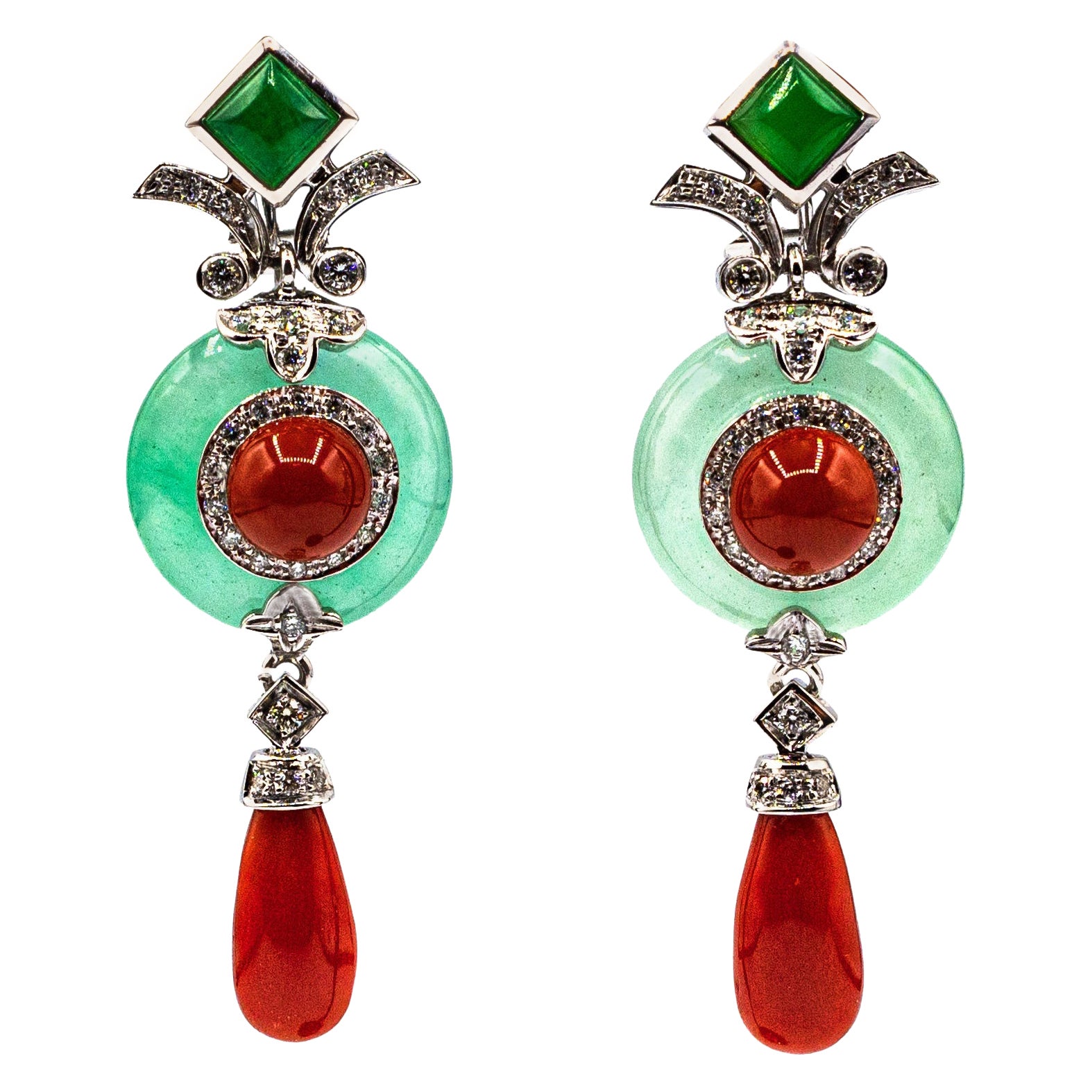Orecchini in oro bianco in stile Art Déco Mediterraneo con corallo rosso e diamante bianco di giada
