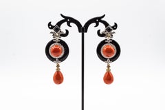 Boucles d'oreilles de style Art déco en or blanc, corail rouge méditerranéen, diamants blancs et onyx