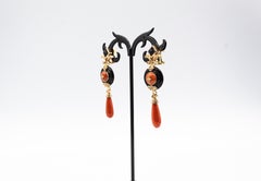 Orecchini in oro giallo in stile Art Déco Mediterraneo con corallo rosso, diamante bianco e onice
